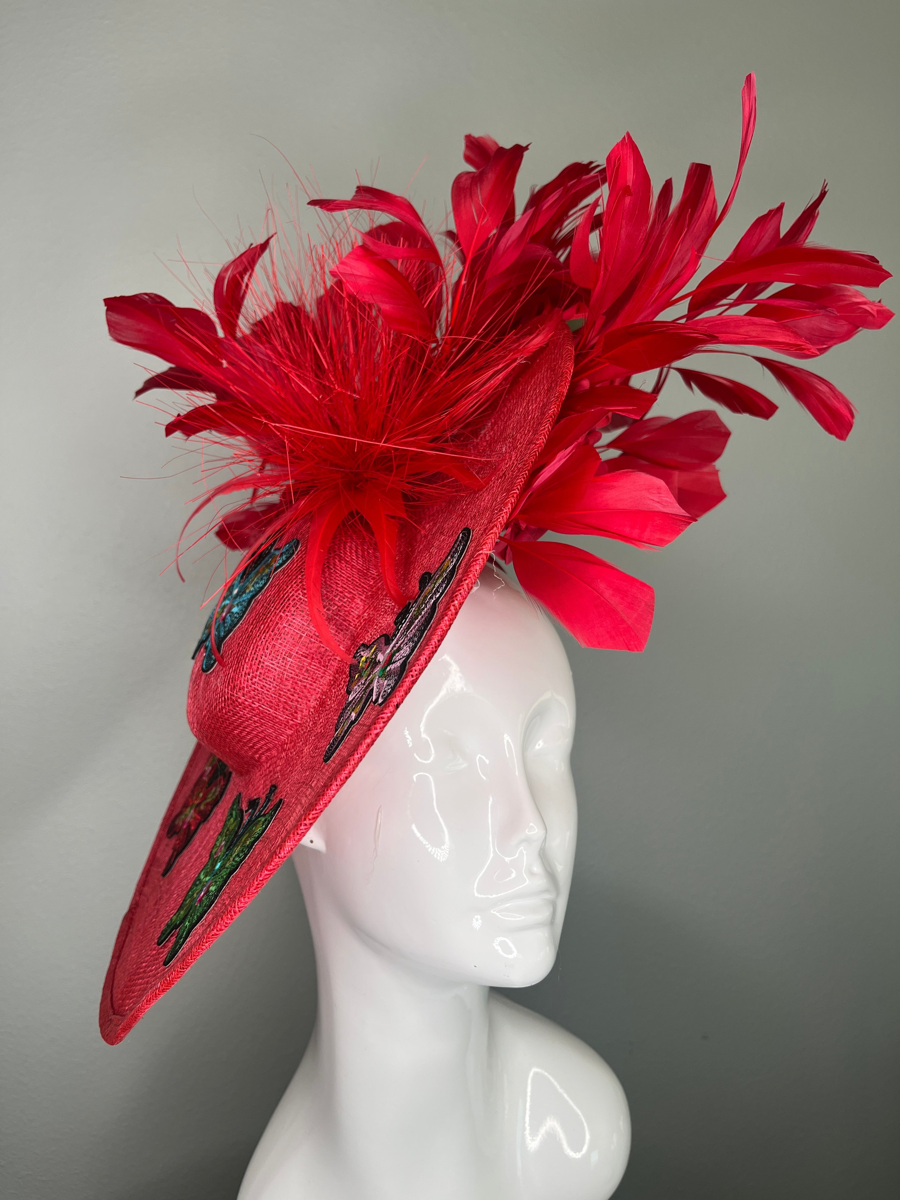 Crimson Schmetterling Federn Fascinator | Handverzierter Rot Statement Hat für Kentucky Derby, Oaks & Special Events