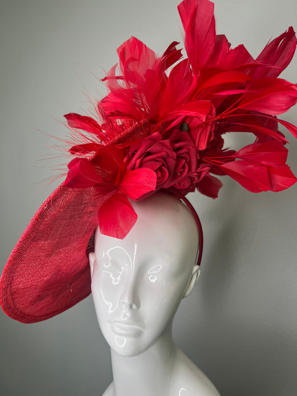Crimson Schmetterling Federn Fascinator | Handverzierter Rot Statement Hat für Kentucky Derby, Oaks & Special Events