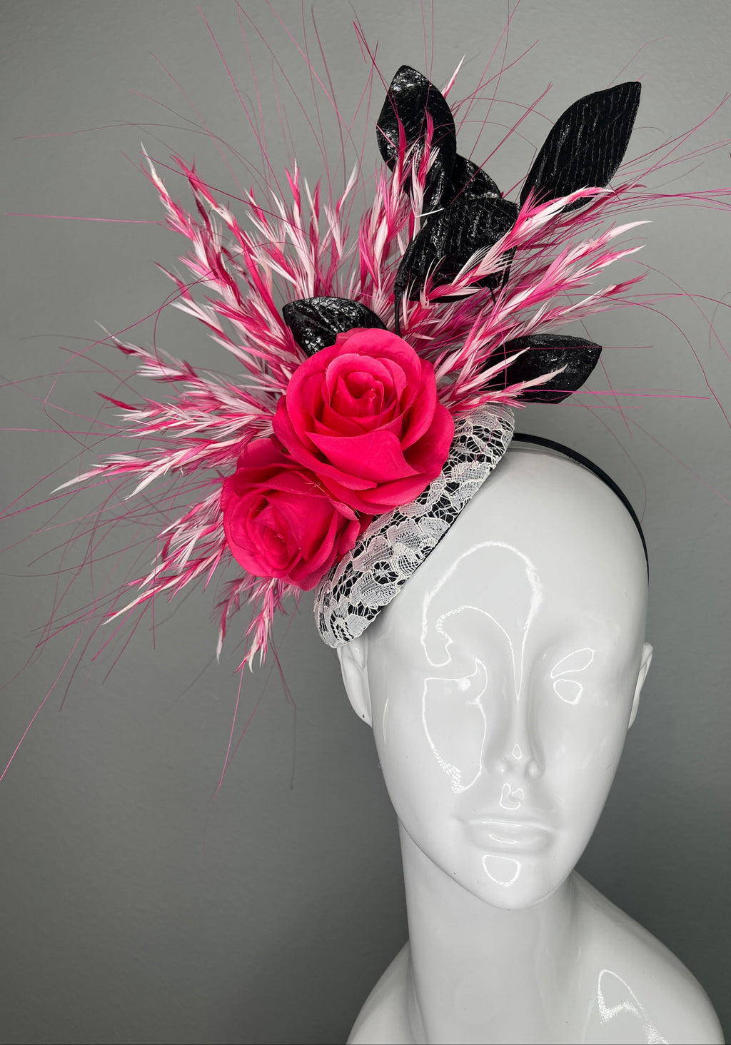 Leuchtrosa Rose und Schwarz Statement-Fascinator mit Feder Detaillierung