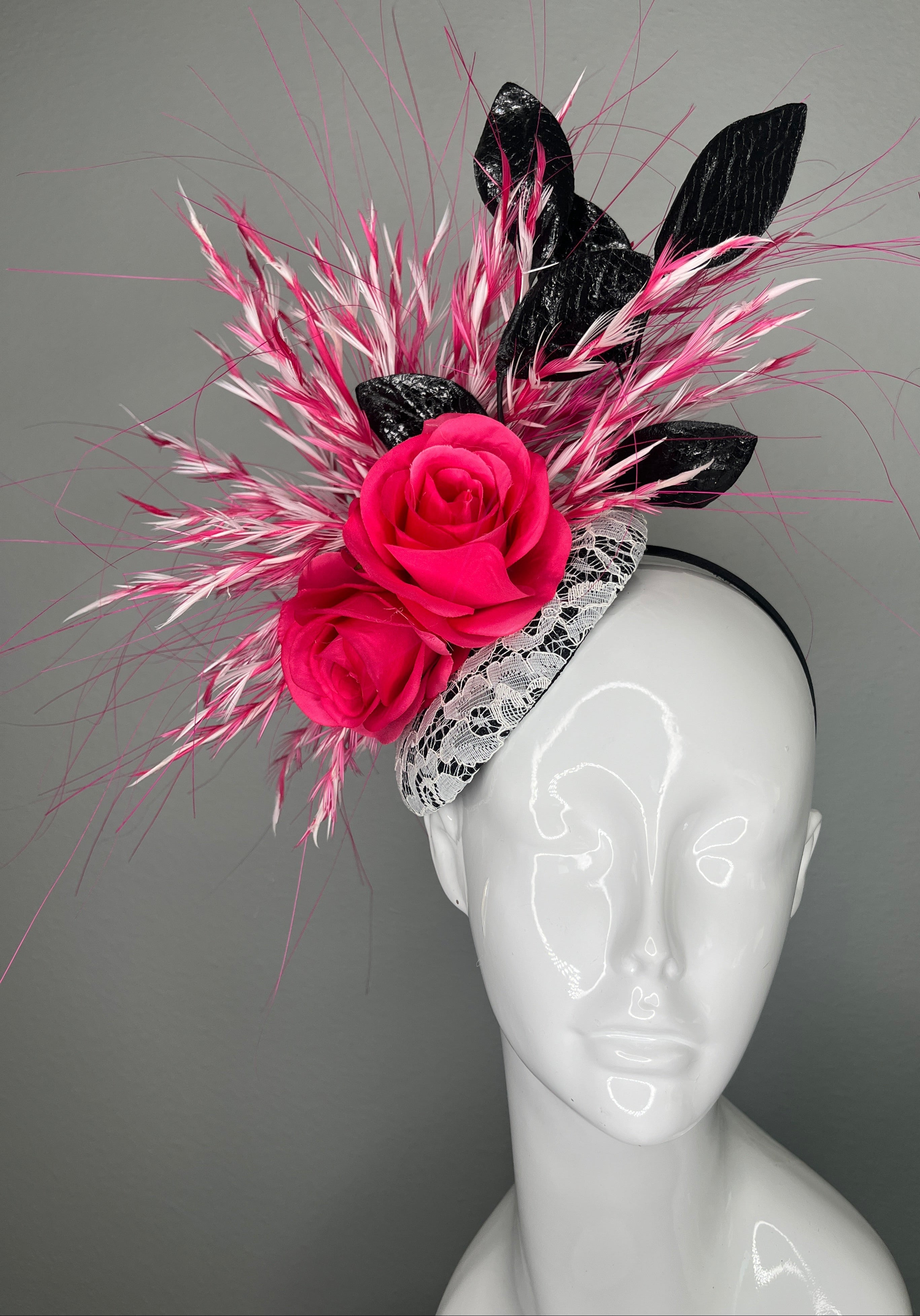 Leuchtrosa Rose und Schwarz Statement-Fascinator mit Feder Detaillierung