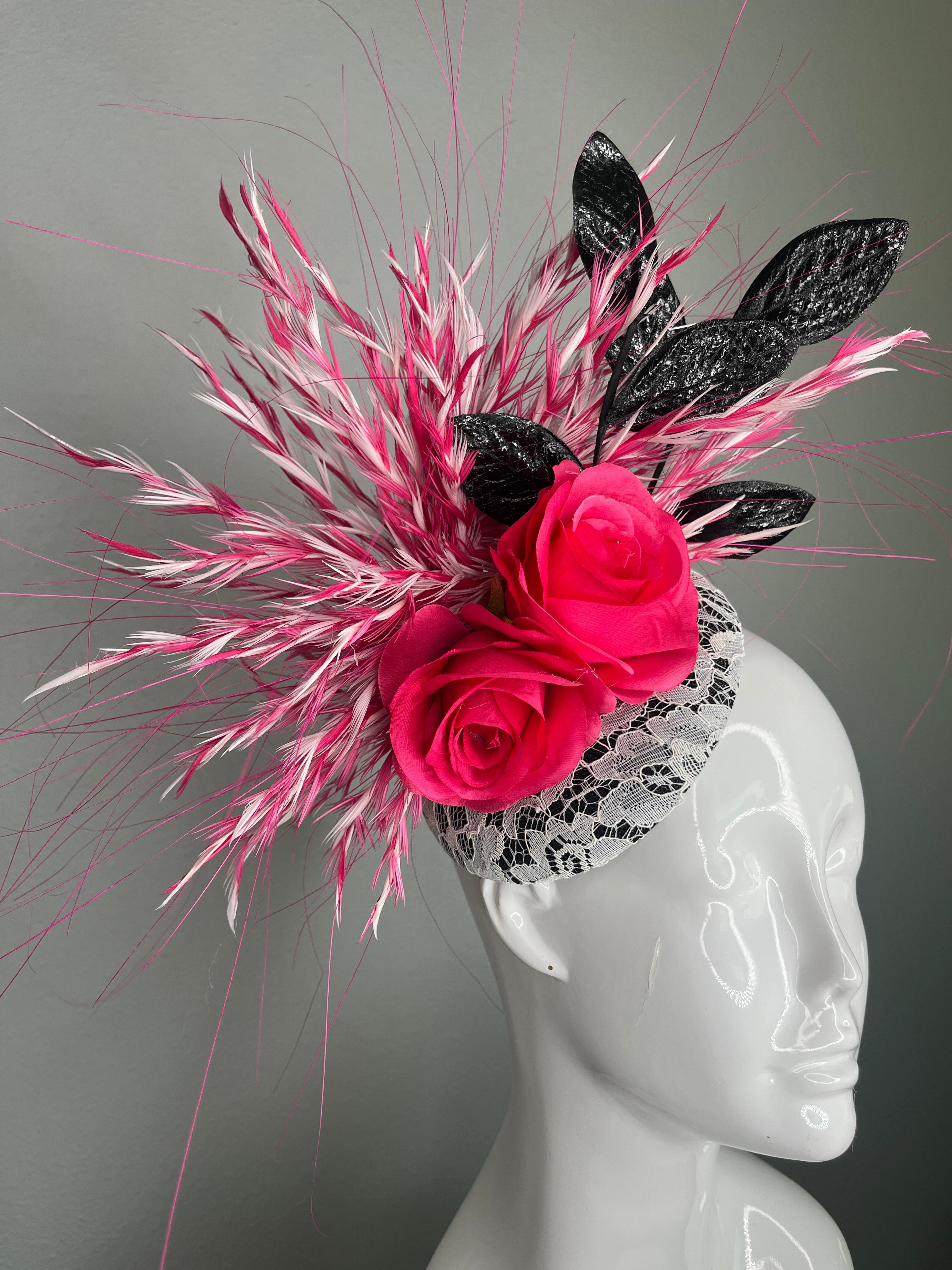 Leuchtrosa Rose und Schwarz Statement-Fascinator mit Feder Detaillierung