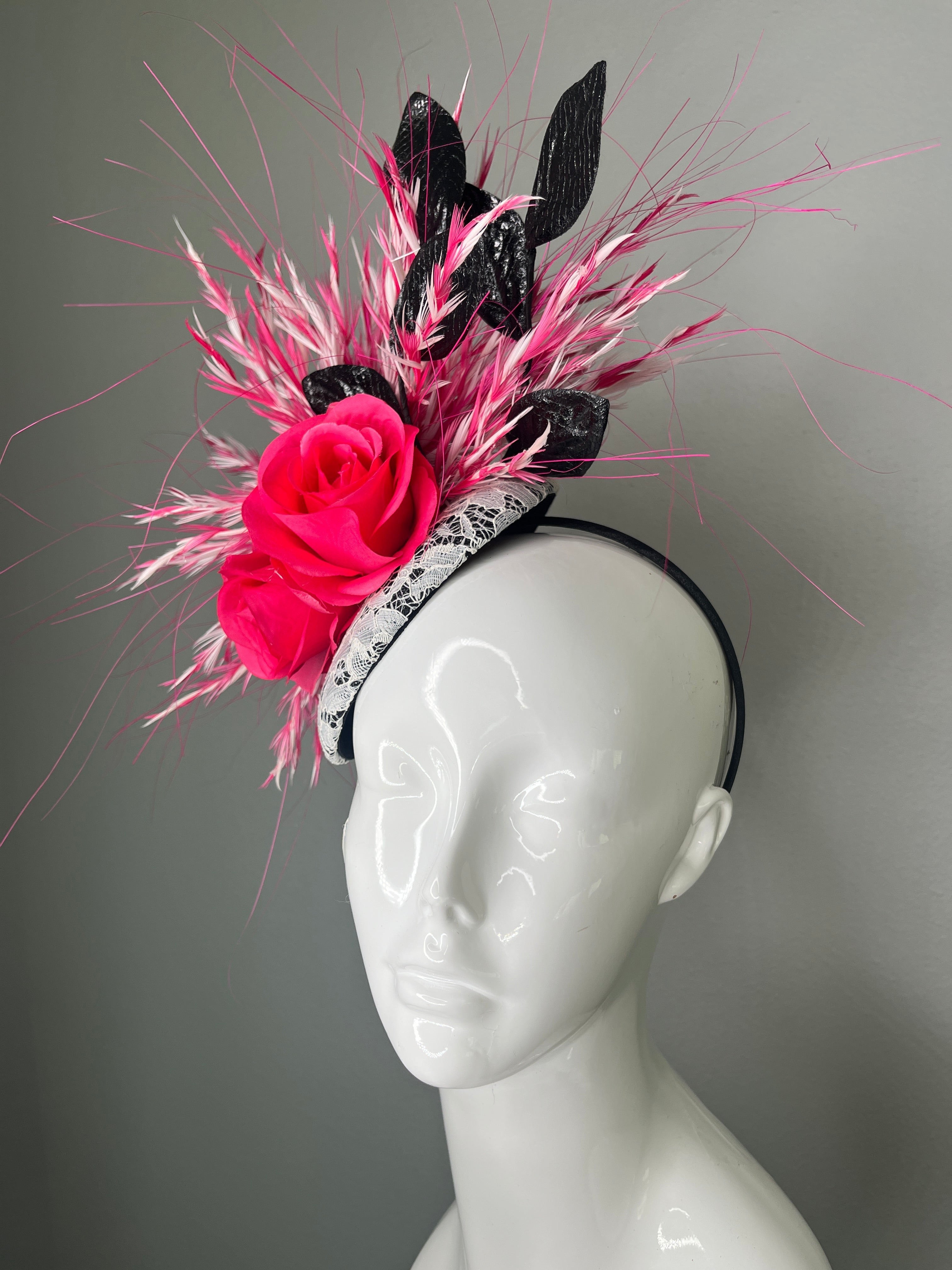 Leuchtrosa Rose und Schwarz Statement-Fascinator mit Feder Detaillierung