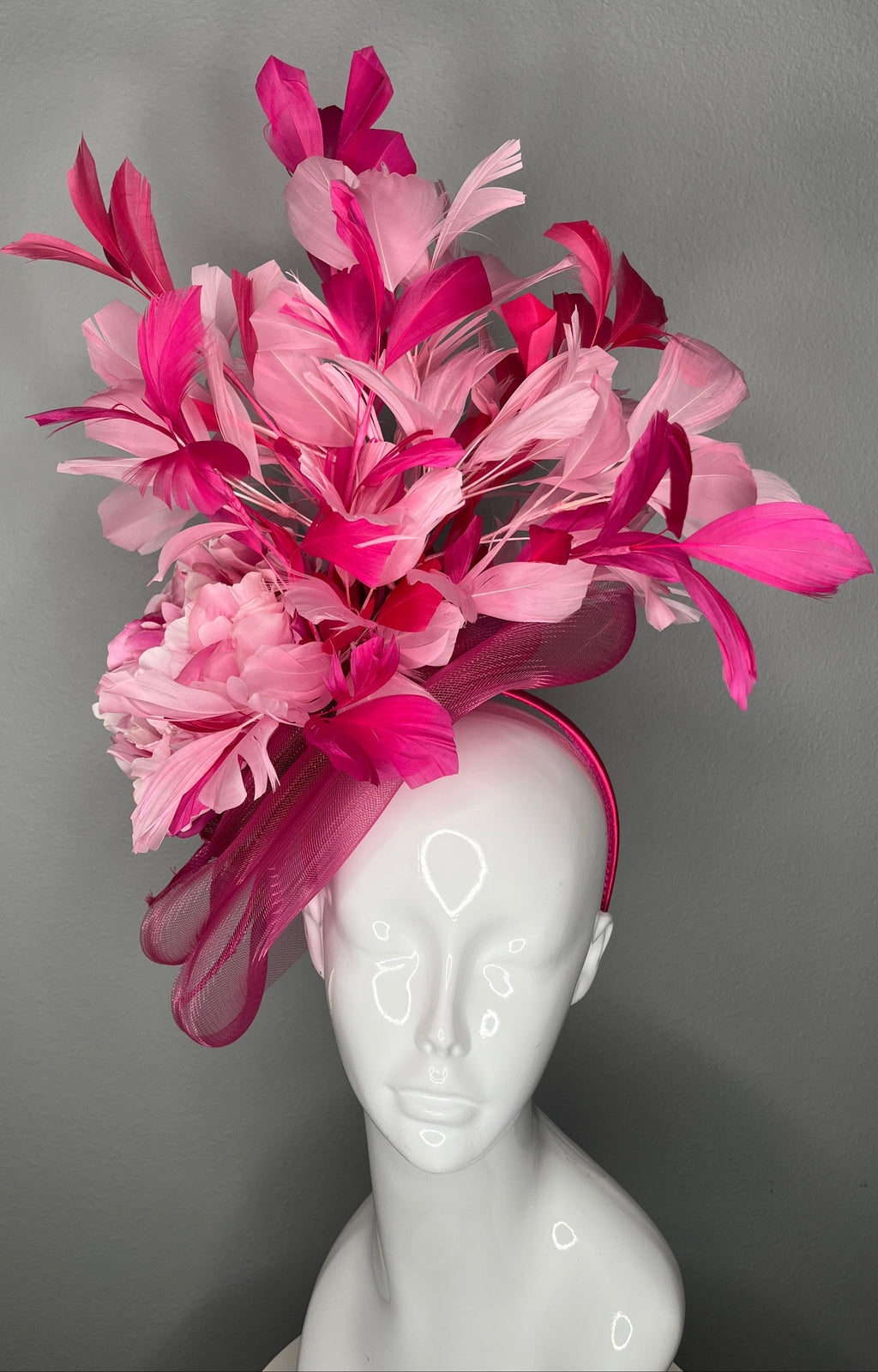 Leuchtrosa & Blush Federn Fascinator-Haarreif | Statement Derby-Hut mit Blumen Detail | Kentucky Derby, Oaks, Hochzeit Kopfstück
