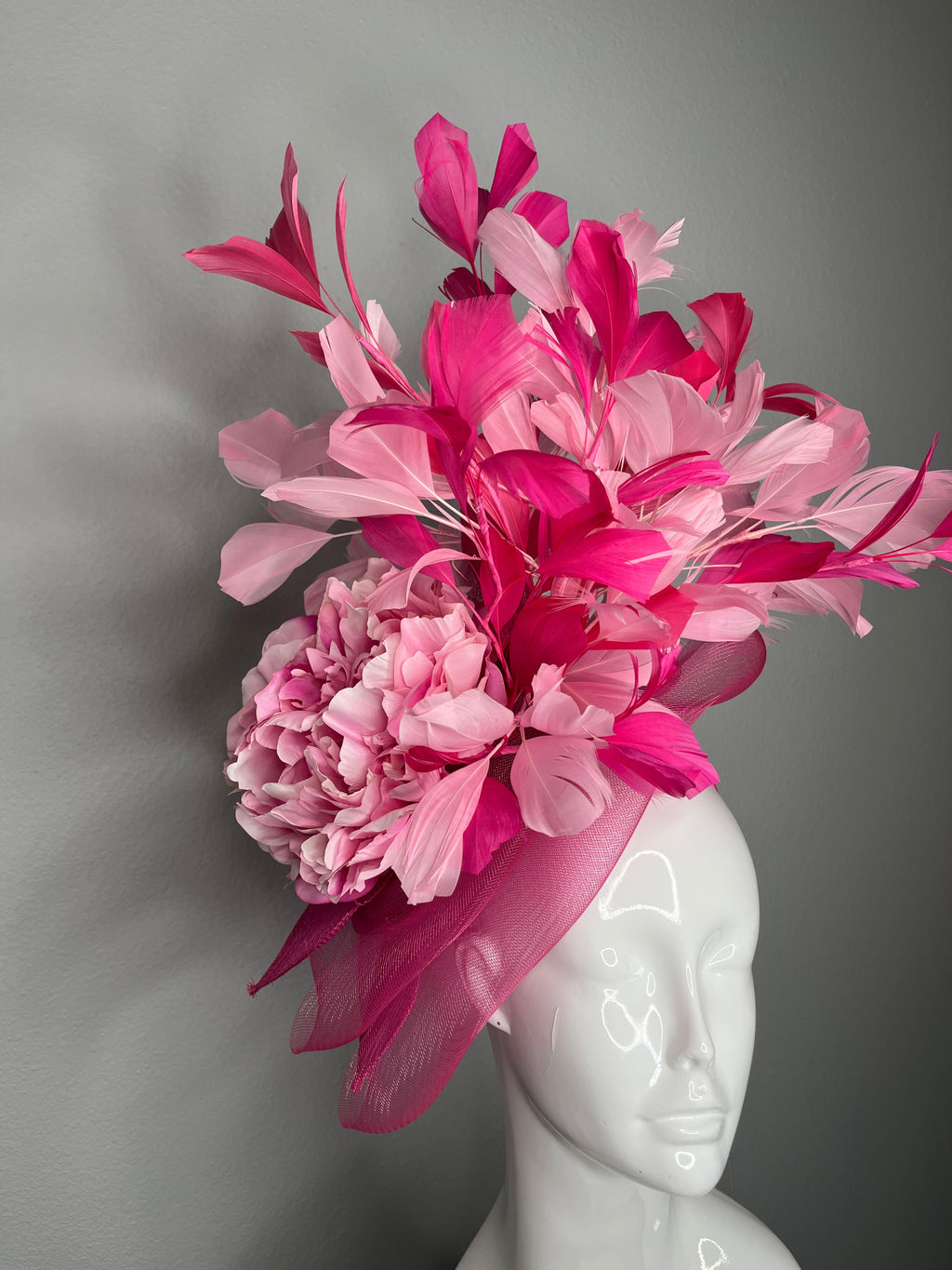 Leuchtrosa & Blush Federn Fascinator-Haarreif | Statement Derby-Hut mit Blumen Detail | Kentucky Derby, Oaks, Hochzeit Kopfstück