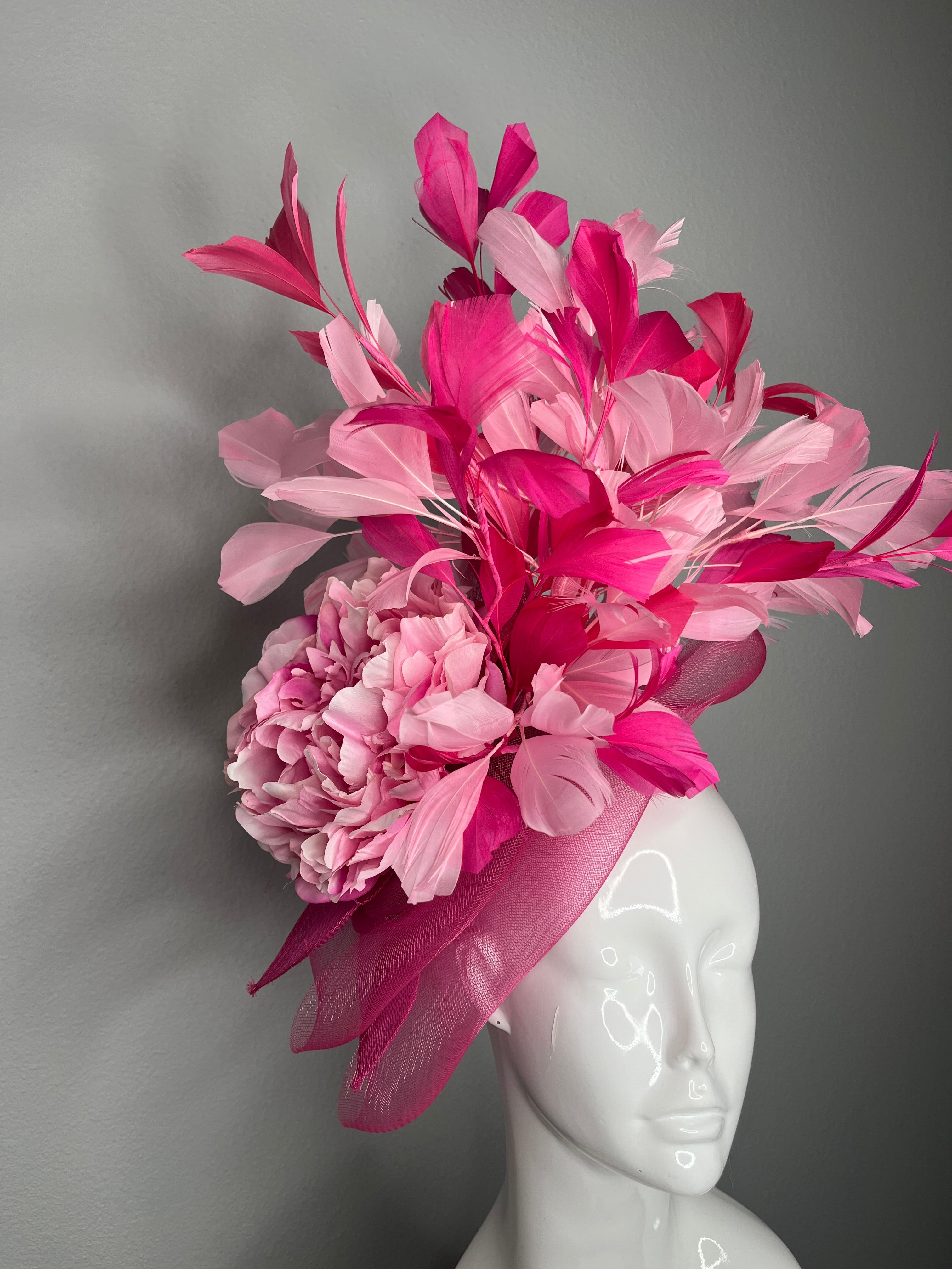 Leuchtrosa & Blush Federn Fascinator-Haarreif | Statement Derby-Hut mit Blumen Detail | Kentucky Derby, Oaks, Hochzeit Kopfstück