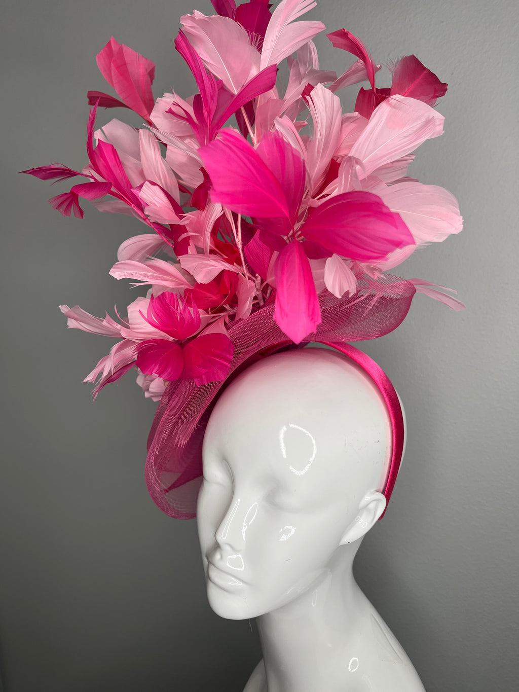 Leuchtrosa & Blush Federn Fascinator-Haarreif | Statement Derby-Hut mit Blumen Detail | Kentucky Derby, Oaks, Hochzeit Kopfstück