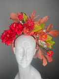 Coral Bloom Statement Faszinator mit Federn und Metallic Akzente
