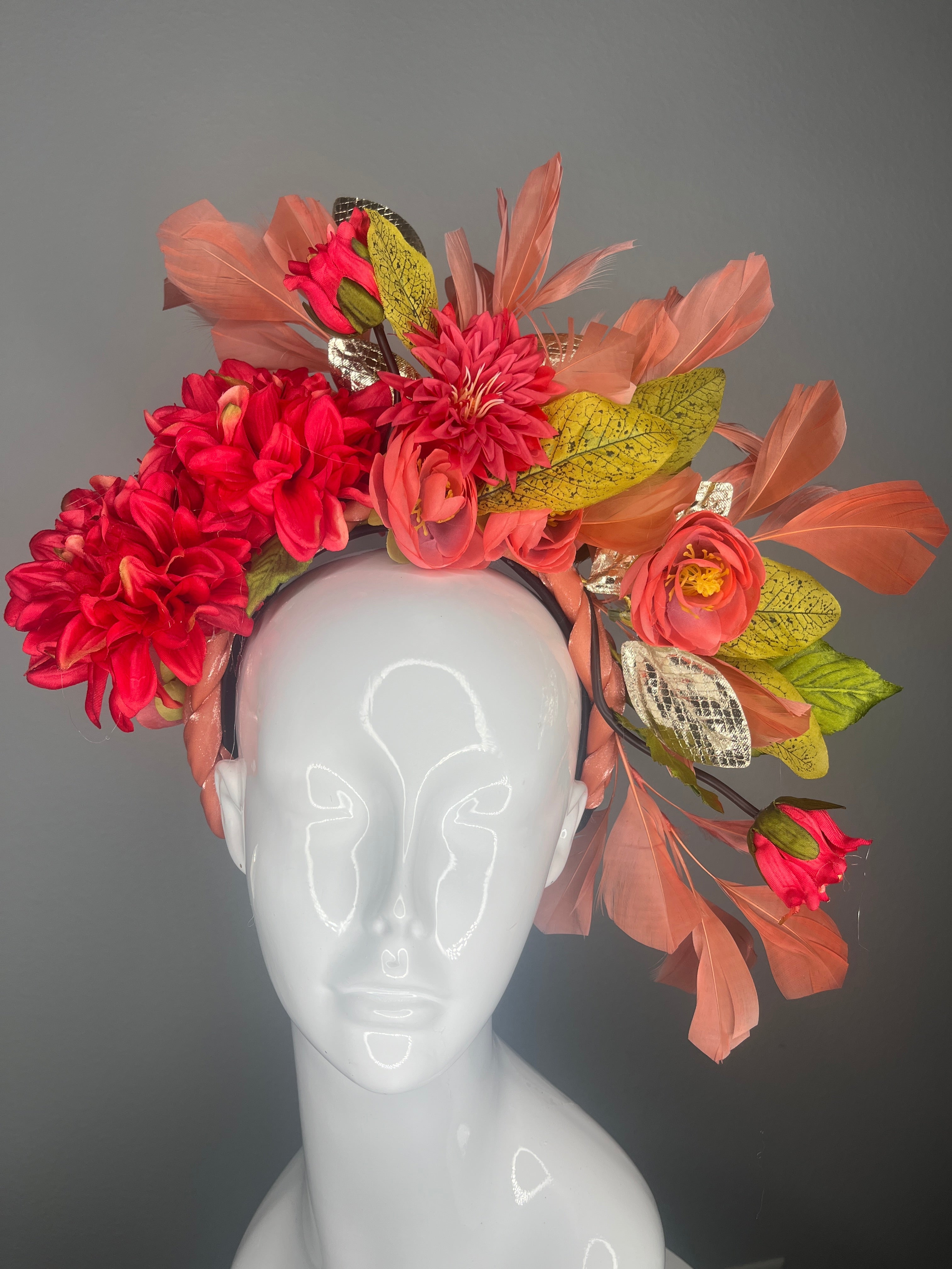 Coral Bloom Statement Faszinator mit Federn und Metallic Akzente