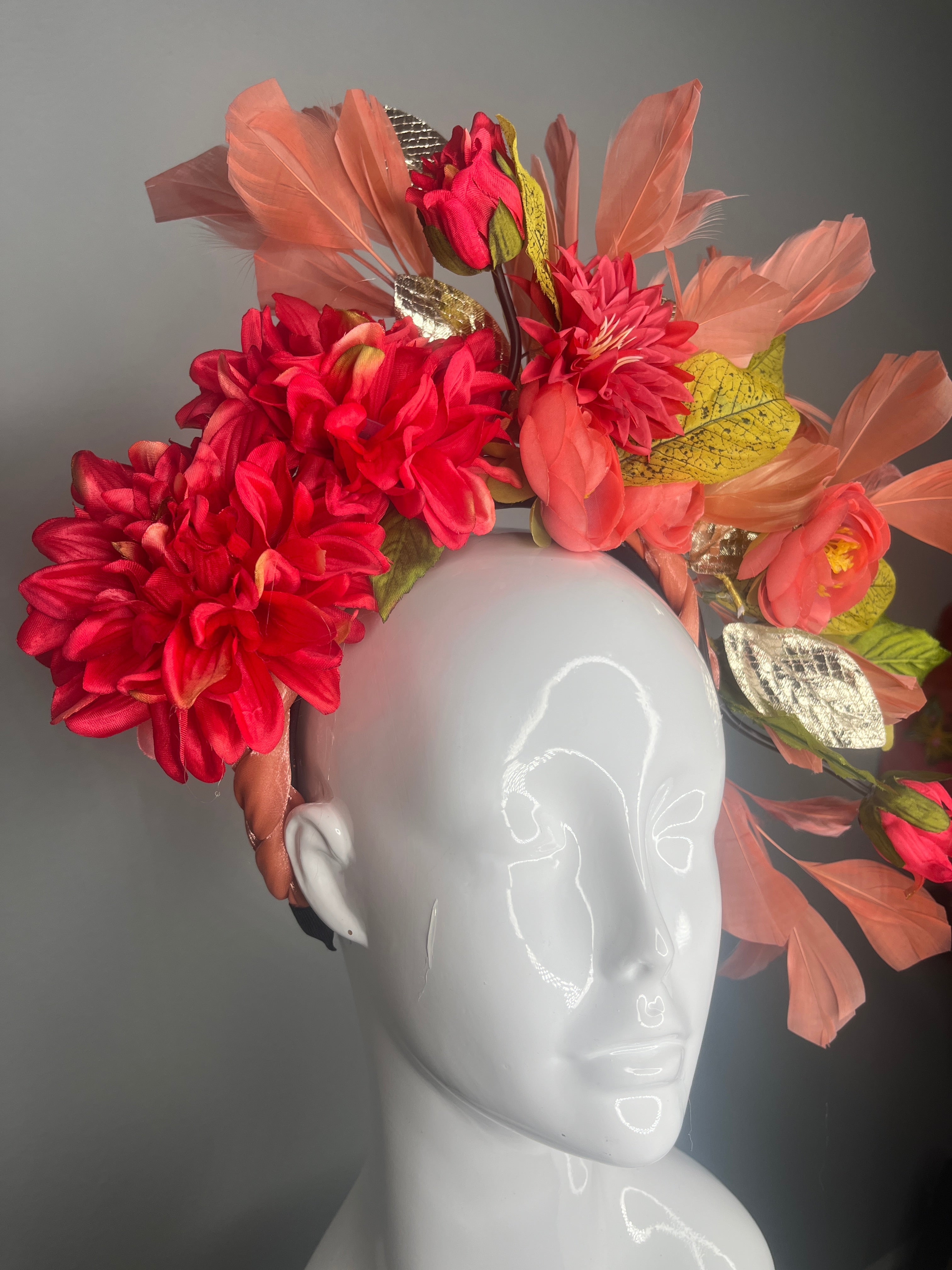 Coral Bloom Statement Faszinator mit Federn und Metallic Akzente