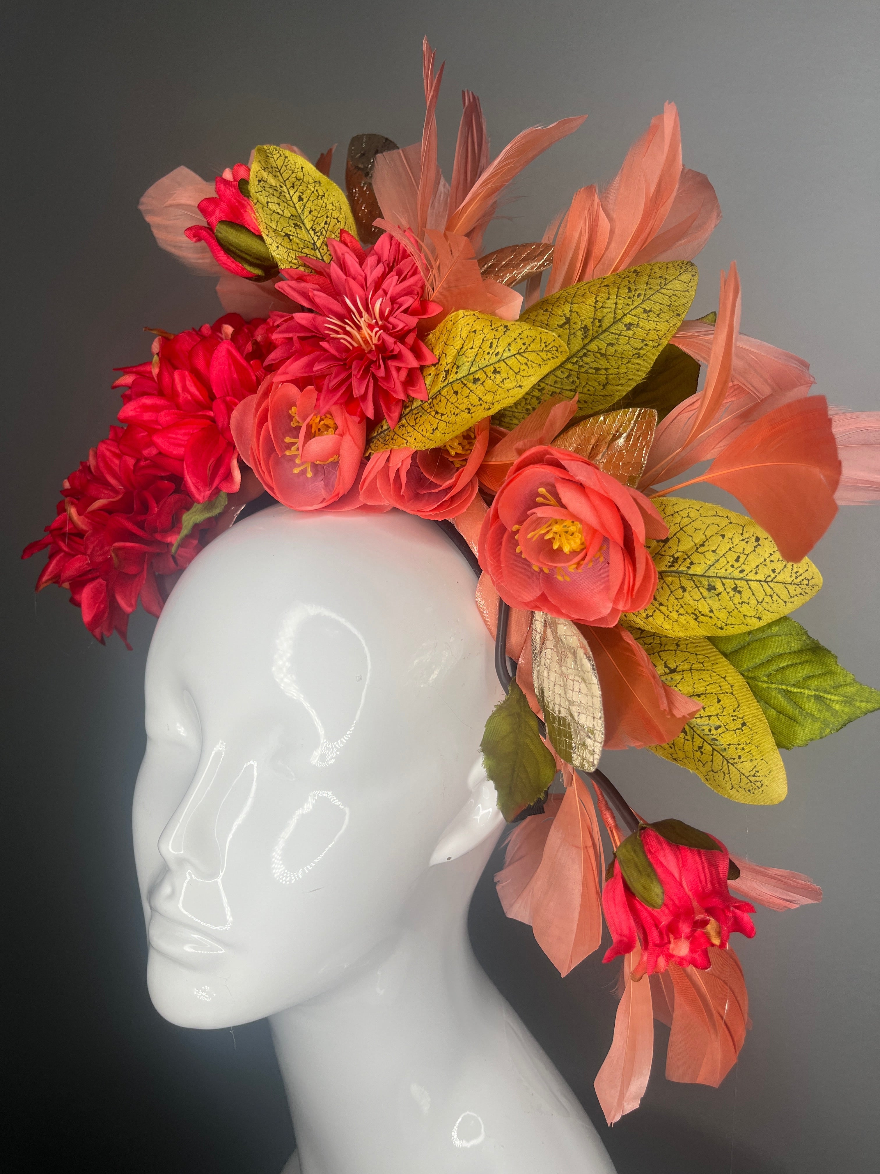 Coral Bloom Statement Faszinator mit Federn und Metallic Akzente