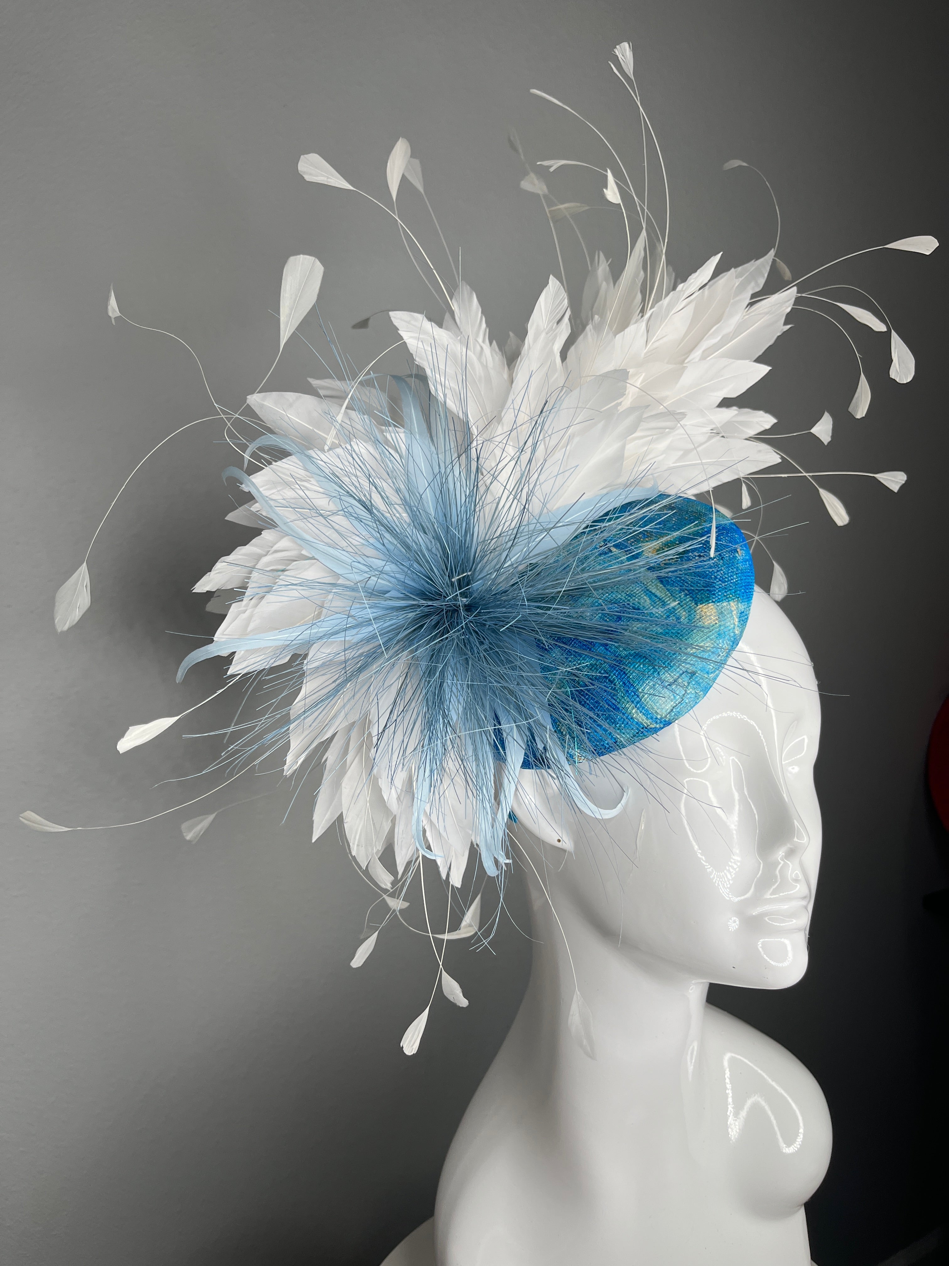 Blau & Weiß Marble Couture Feder Fascinator - Eines der Art Statement Kopfstück