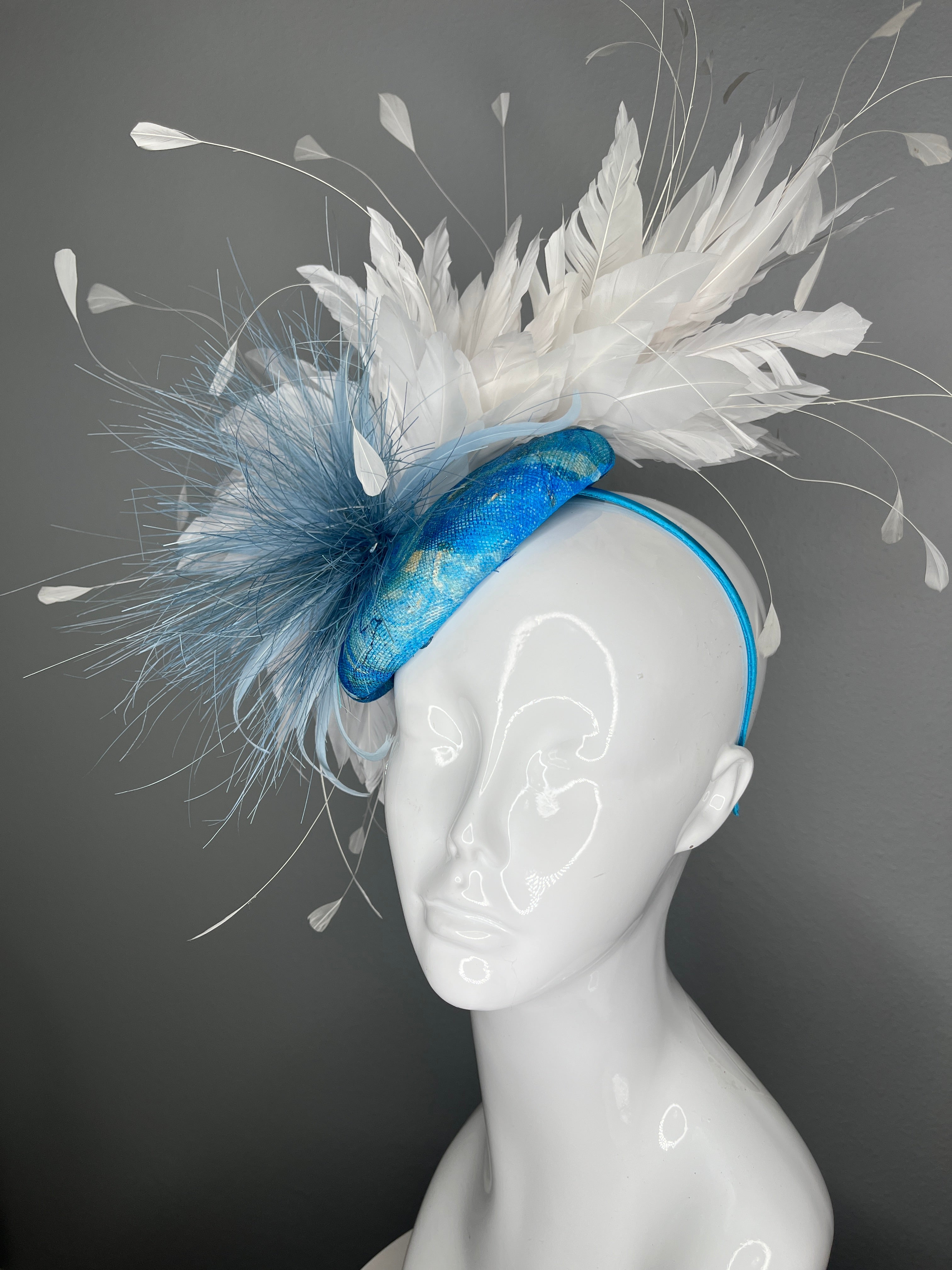 Blau & Weiß Marble Couture Feder Fascinator - Eines der Art Statement Kopfstück