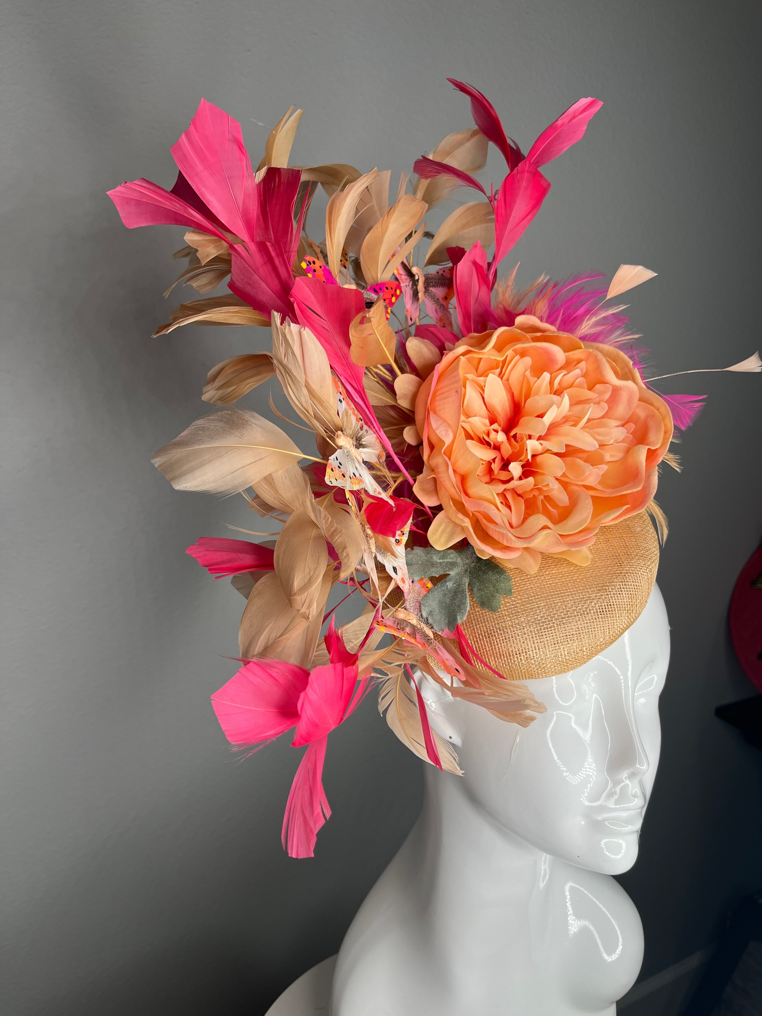 Peach Dahlia & Schmetterlings-Kulissen-Faszinator – One of a Kind