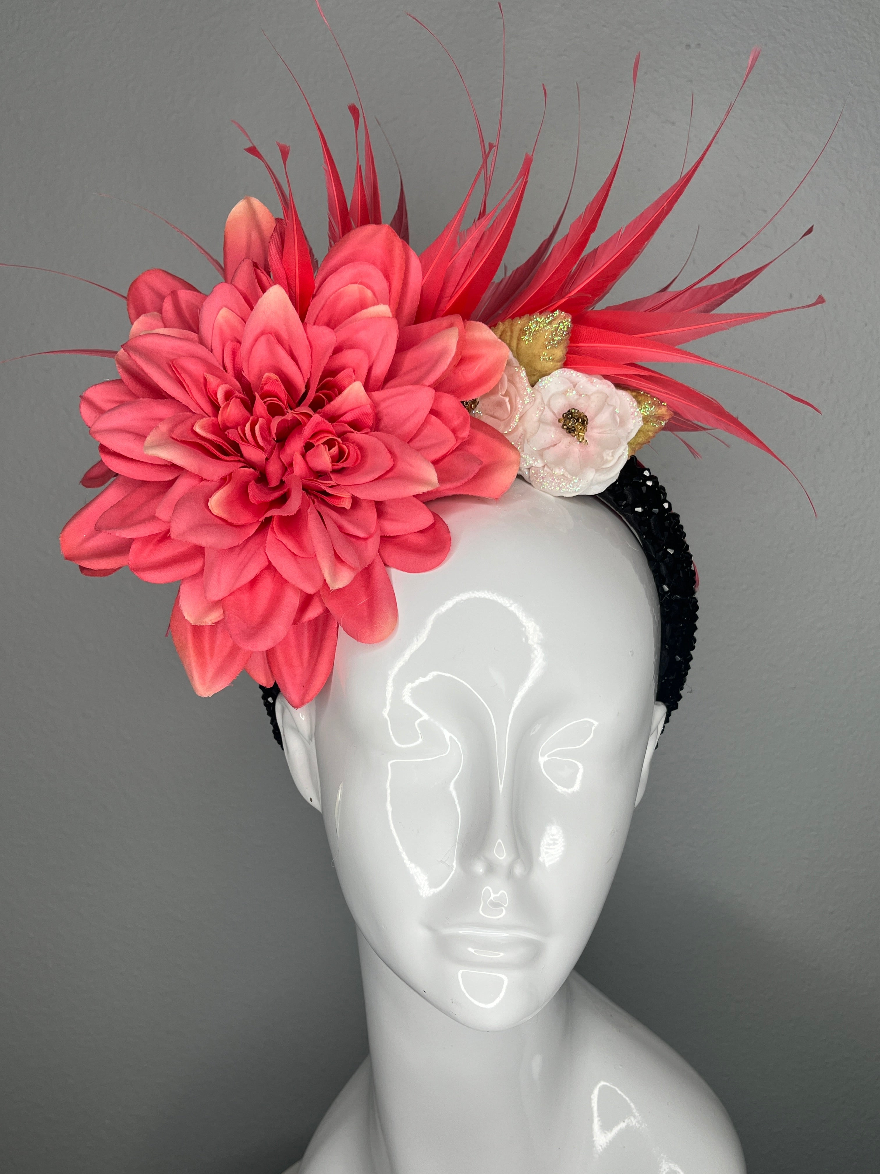 Coral Dahlia Statement-Fascinator – Bold Kentucky Derby & Kopfschmuck für den Renntag mit Federstoß