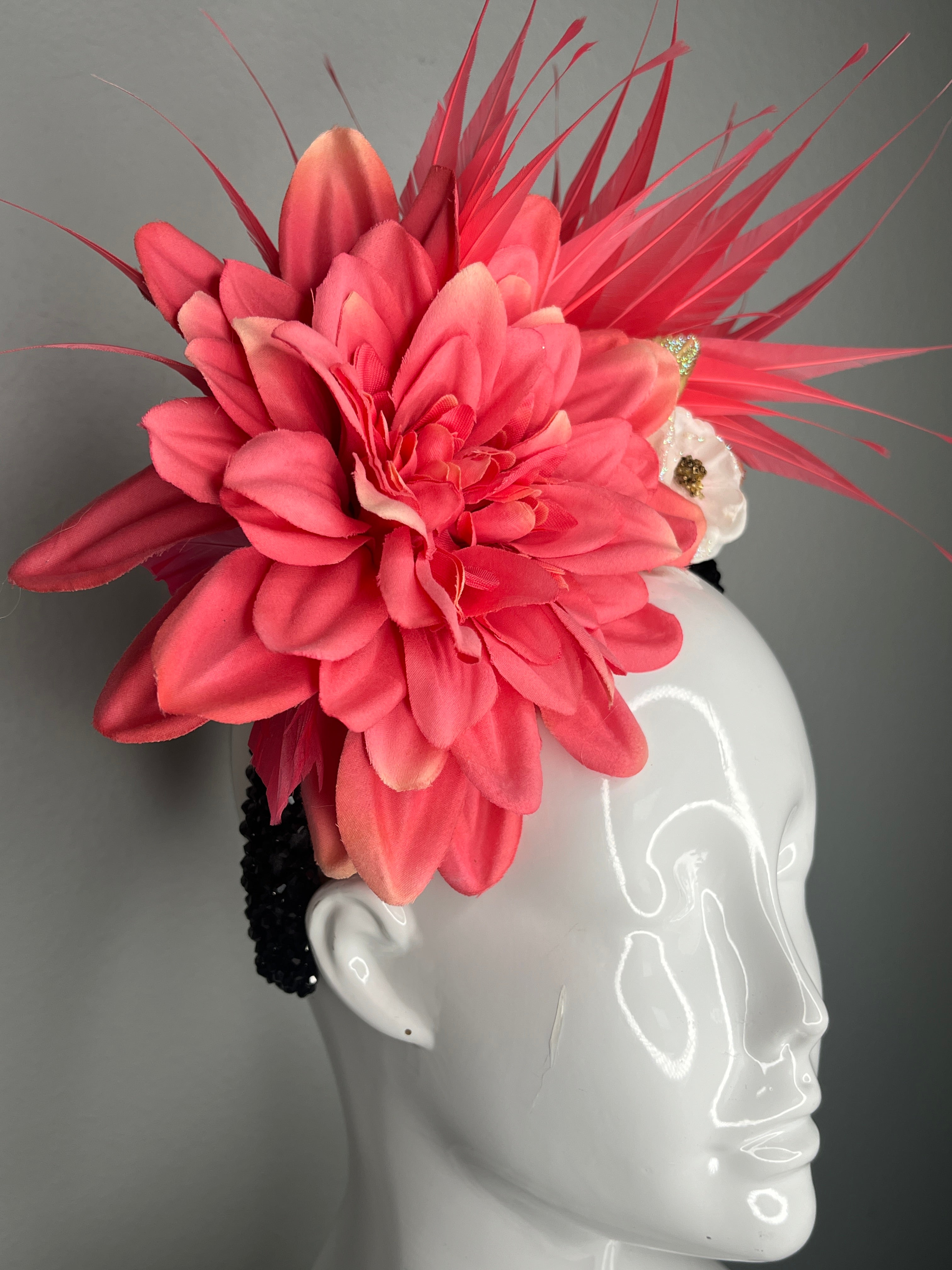 Coral Dahlia Statement-Fascinator – Bold Kentucky Derby & Kopfschmuck für den Renntag mit Federstoß
