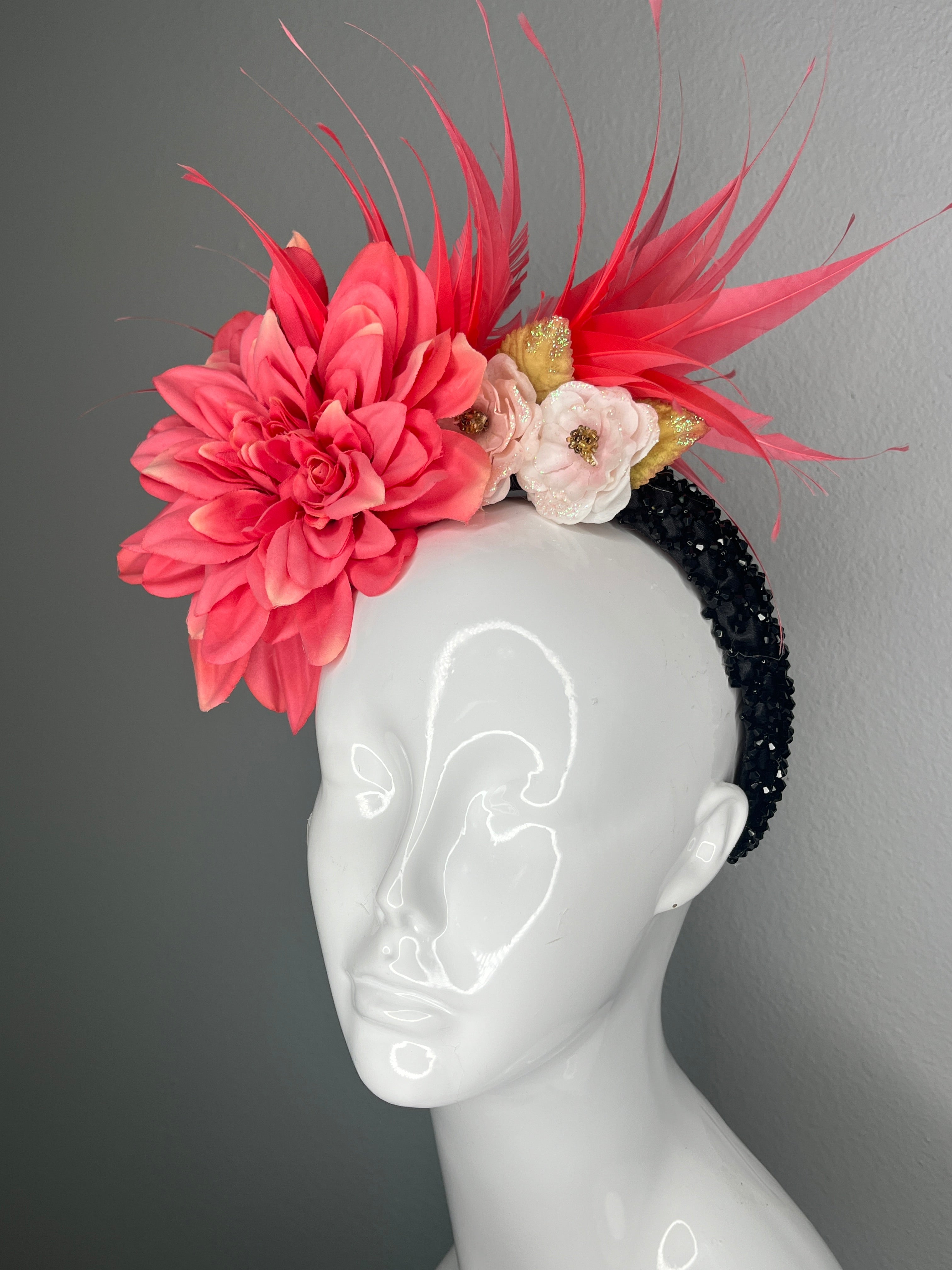 Coral Dahlia Statement-Fascinator – Bold Kentucky Derby & Kopfschmuck für den Renntag mit Federstoß