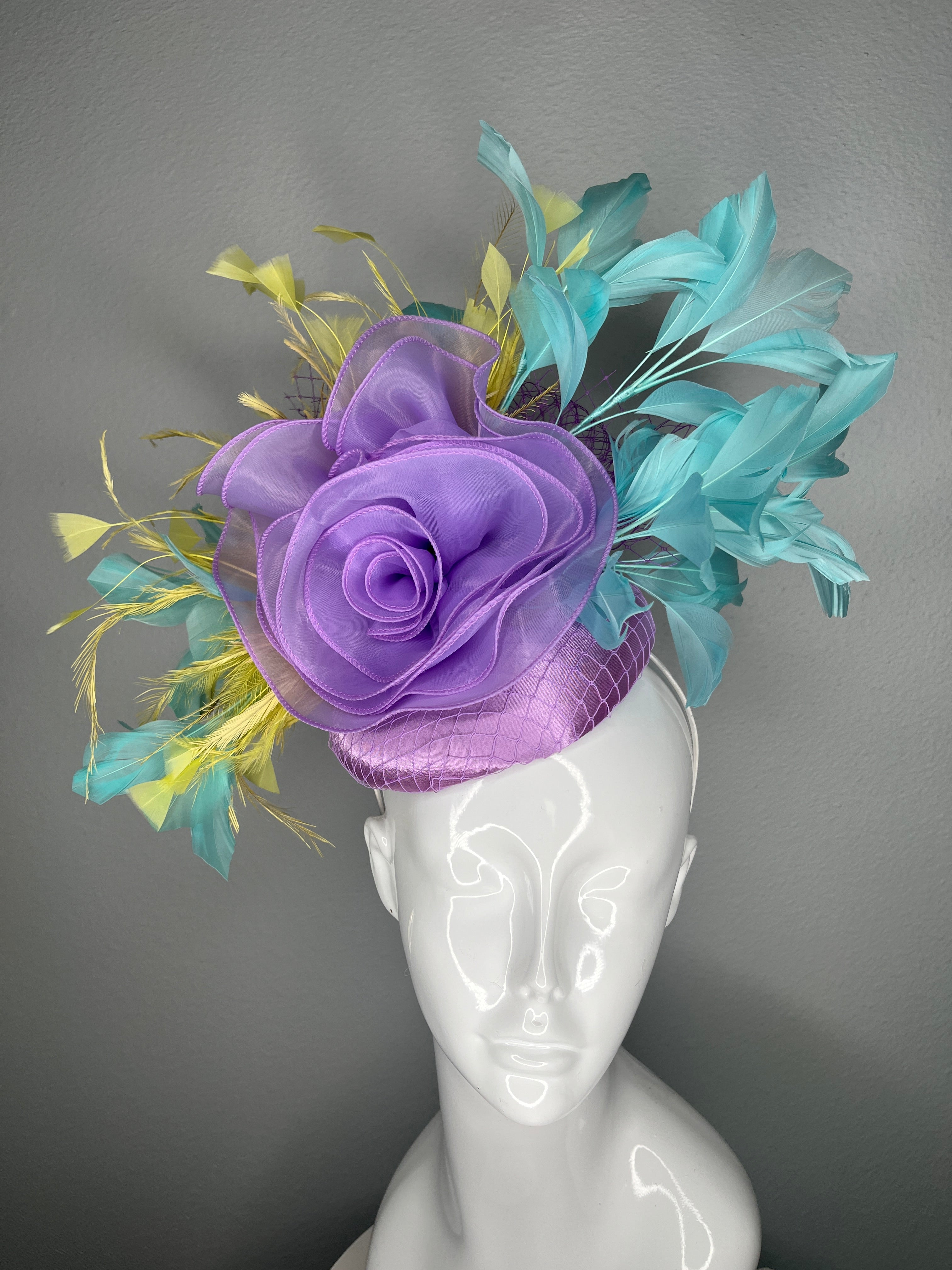 Lavendel Bloom Statement Faszinator mit Blaugrün & Pale Yellow Federn | Kentucky Derby-Hut | Modern Spring Race Day Kopfstück