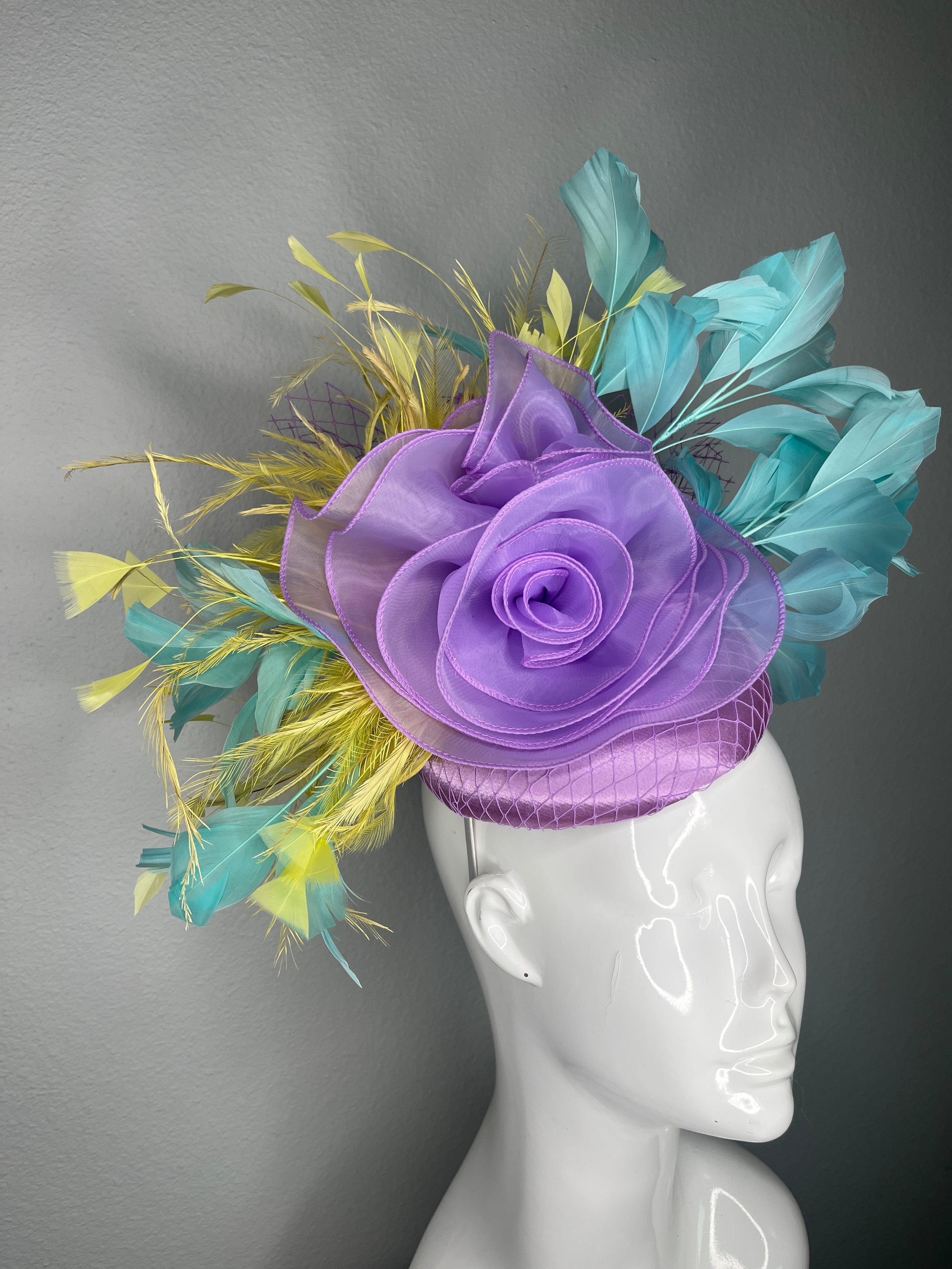 Lavendel Bloom Statement Faszinator mit Blaugrün & Pale Yellow Federn | Kentucky Derby-Hut | Modern Spring Race Day Kopfstück