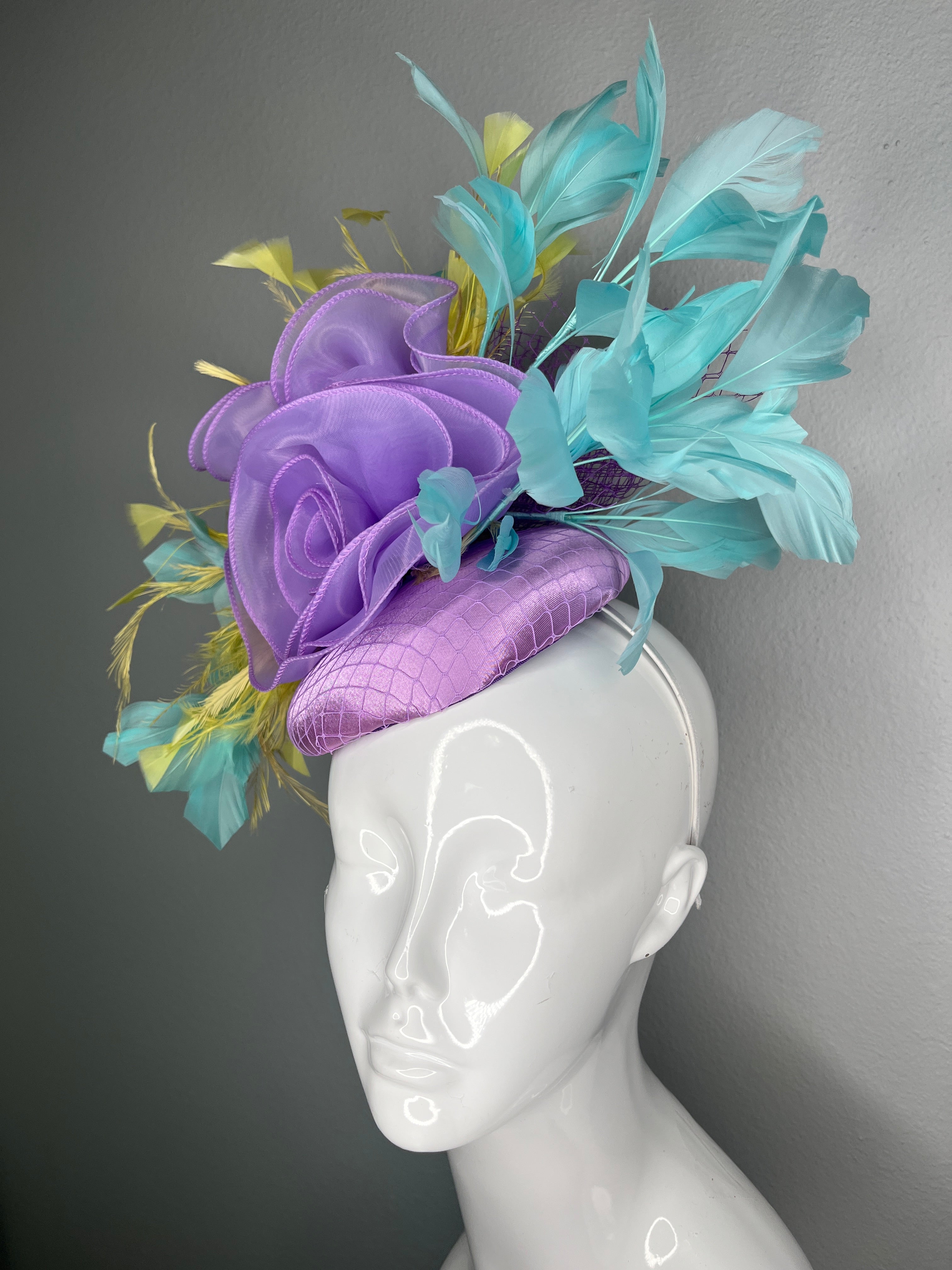 Lavendel Bloom Statement Faszinator mit Blaugrün & Pale Yellow Federn | Kentucky Derby-Hut | Modern Spring Race Day Kopfstück