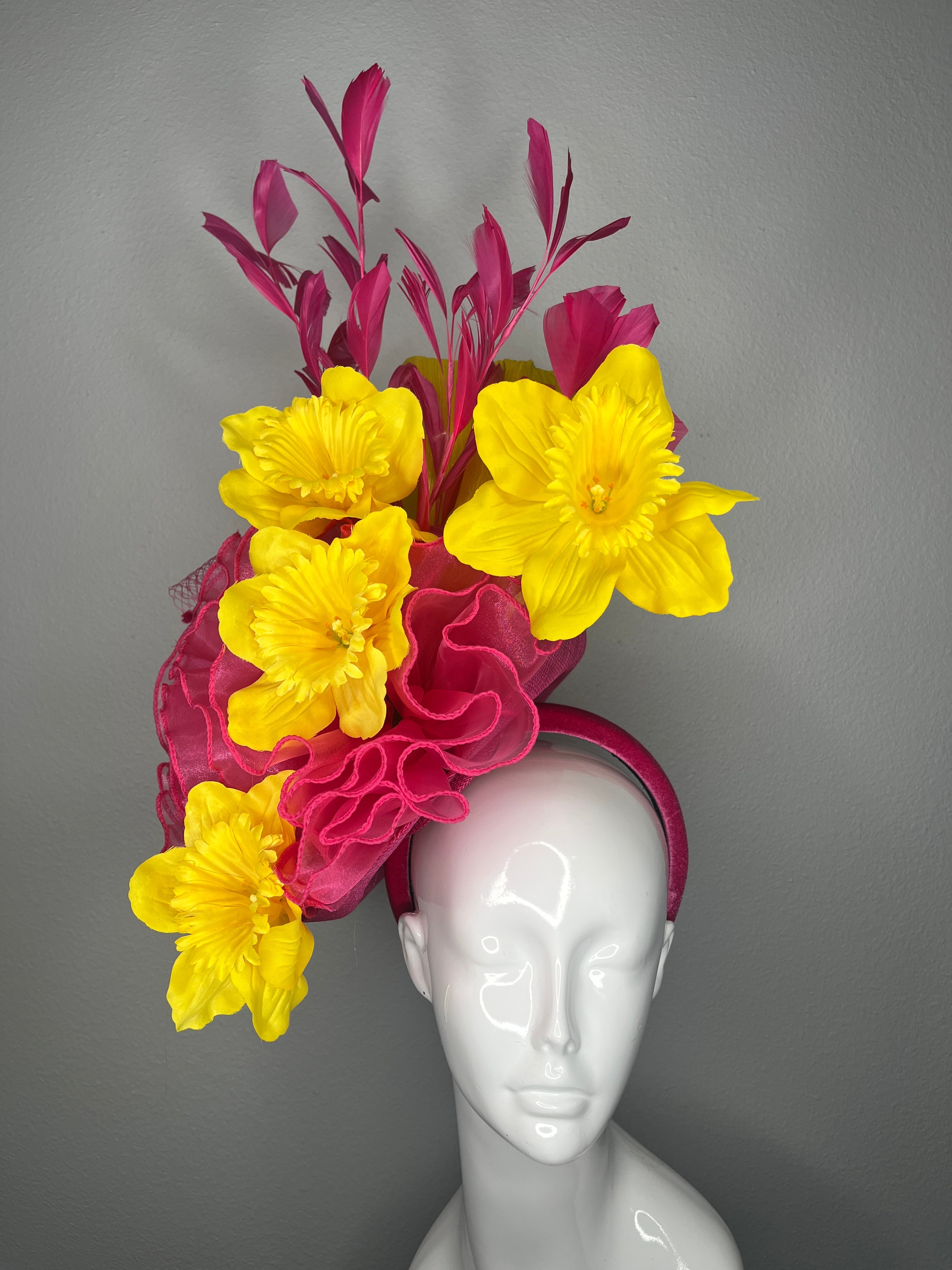 Sunburst Yellow Bloom Leuchtrosa Federn mit gelber Silk Statement-Fascinator-Hut