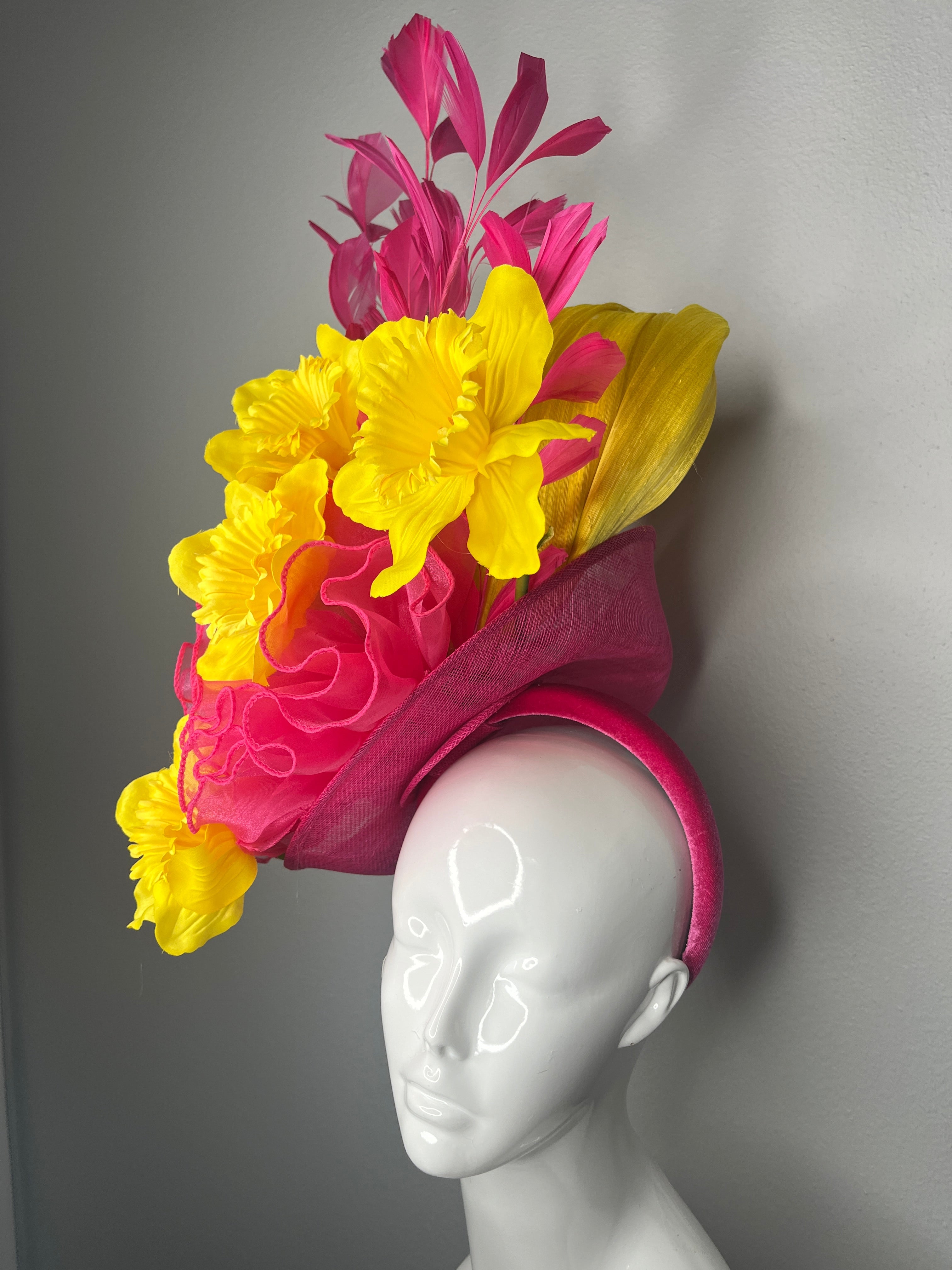 Sunburst Yellow Bloom Leuchtrosa Federn mit gelber Silk Statement-Fascinator-Hut