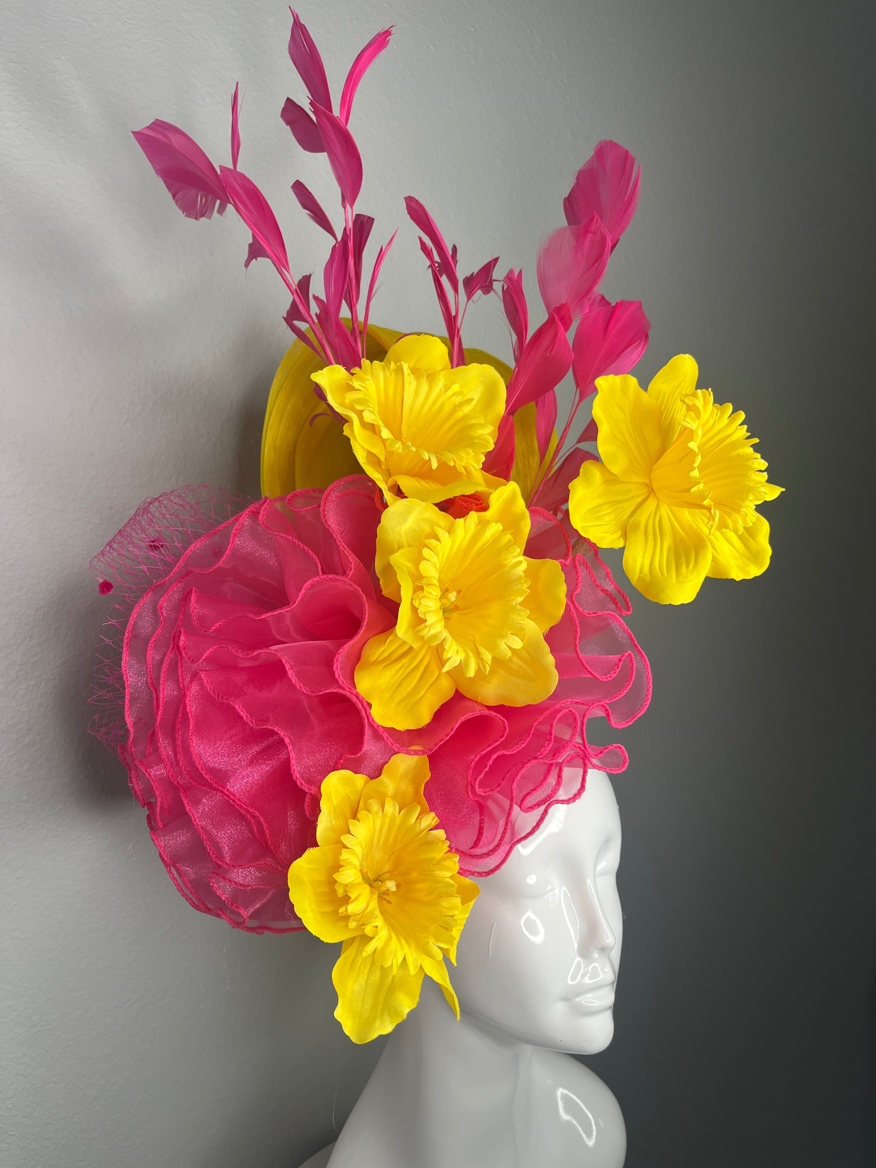 Sunburst Yellow Bloom Leuchtrosa Federn mit gelber Silk Statement-Fascinator-Hut