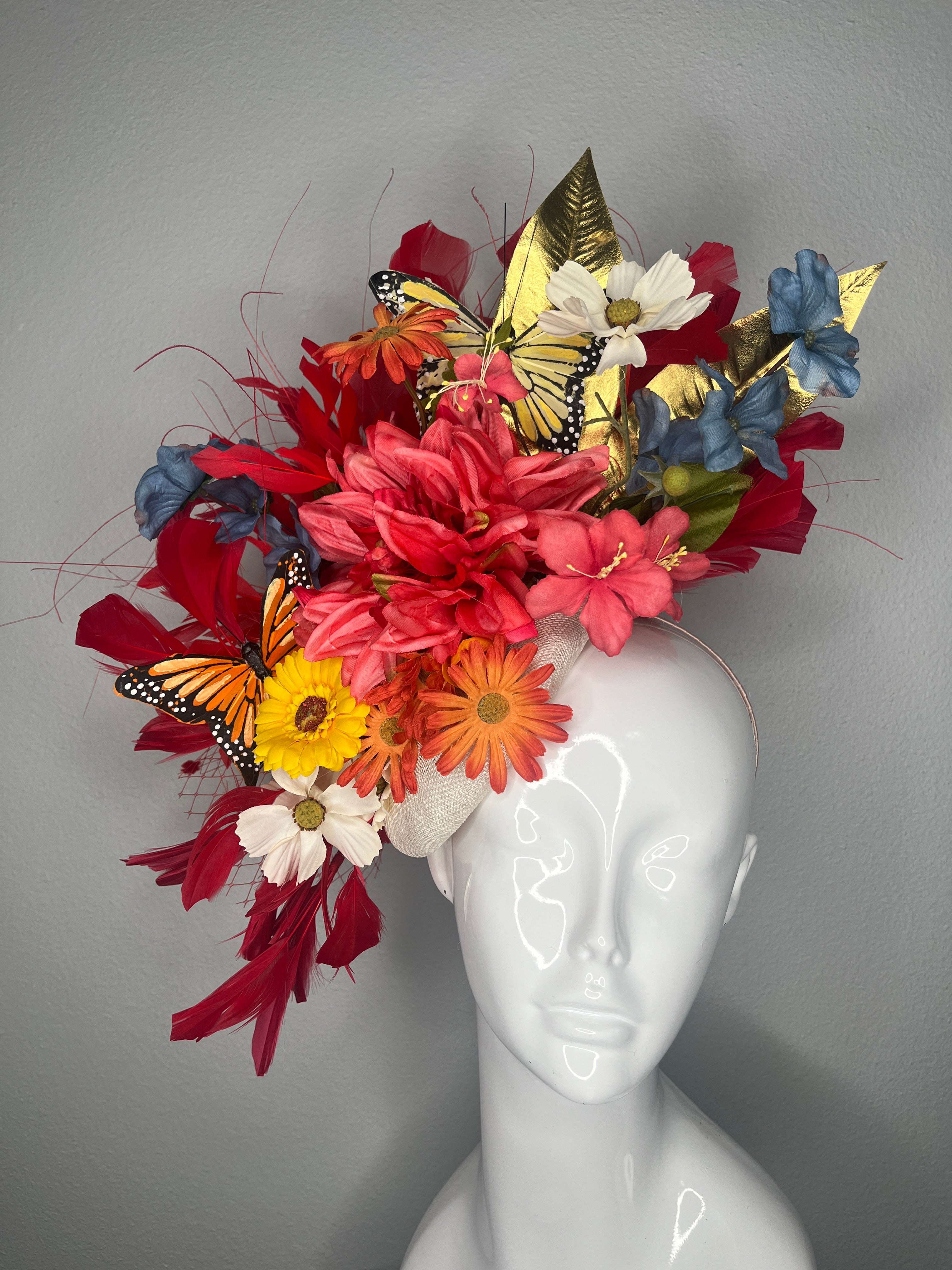 Monarch Garden Statement-Fascinator – Bold Blumen Derby Kopfschmuck mit Schmetterlingen & Goldblatt
