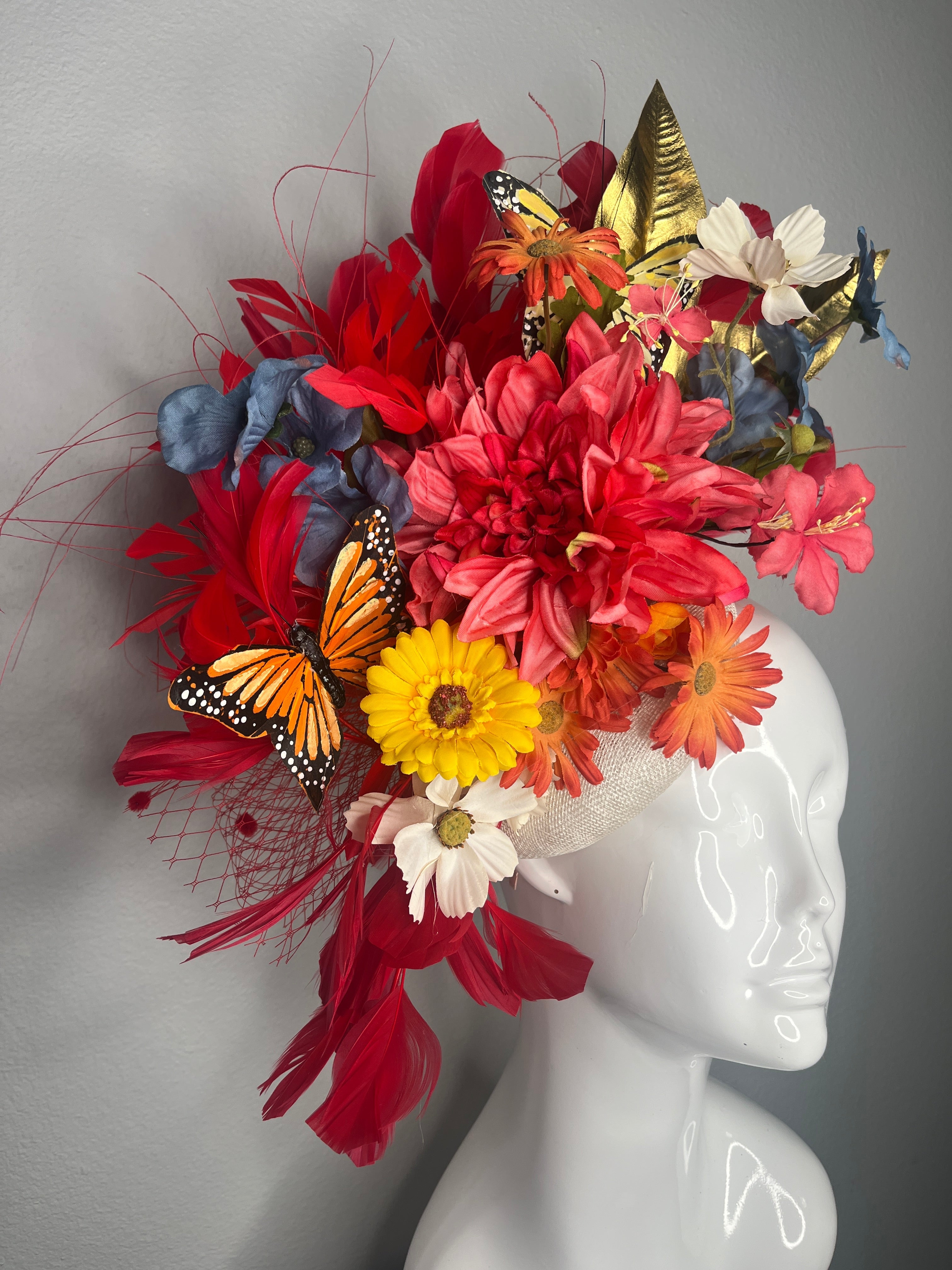 Monarch Garden Statement-Fascinator – Bold Blumen Derby Kopfschmuck mit Schmetterlingen & Goldblatt