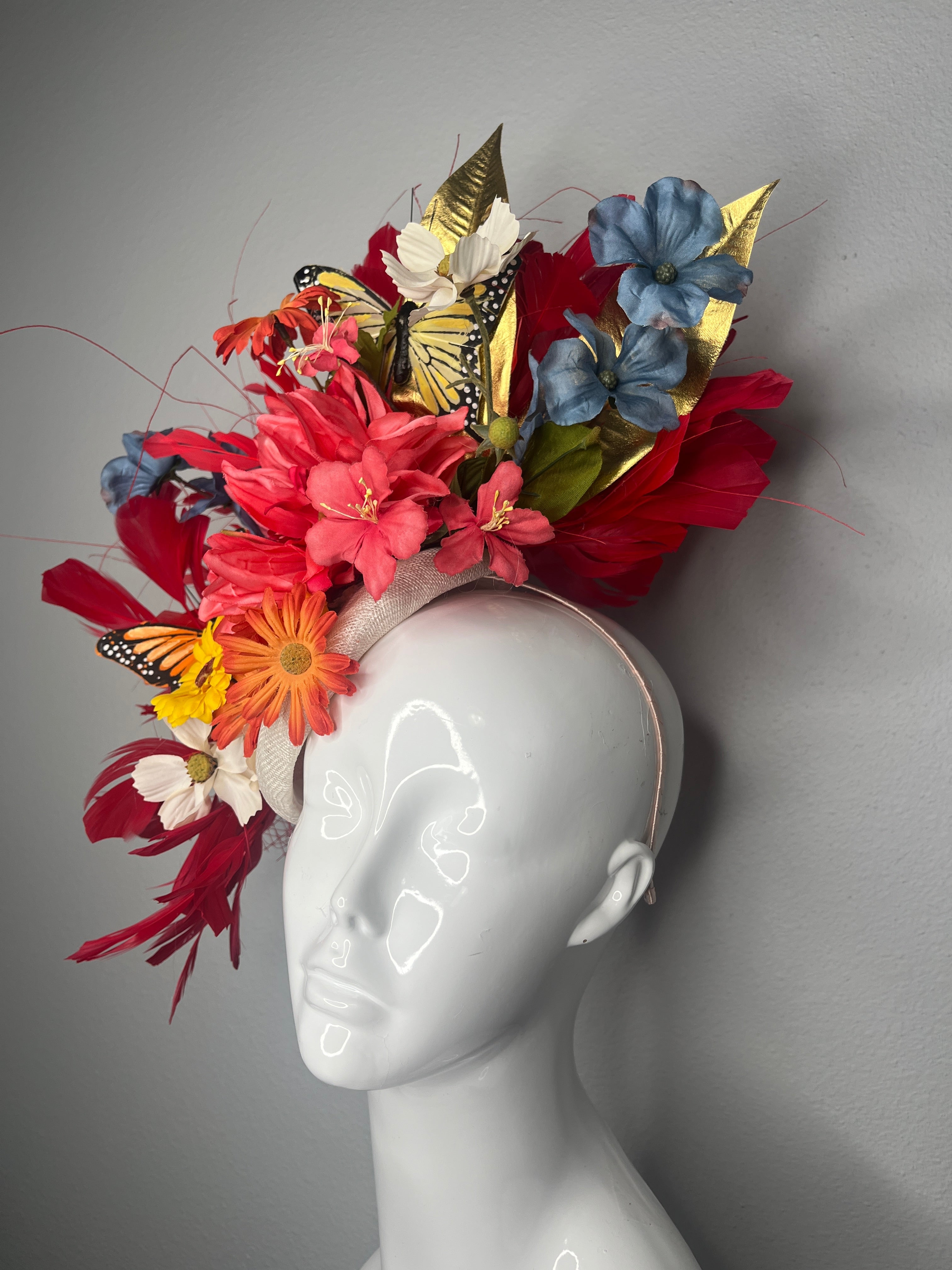 Monarch Garden Statement-Fascinator – Bold Blumen Derby Kopfschmuck mit Schmetterlingen & Goldblatt