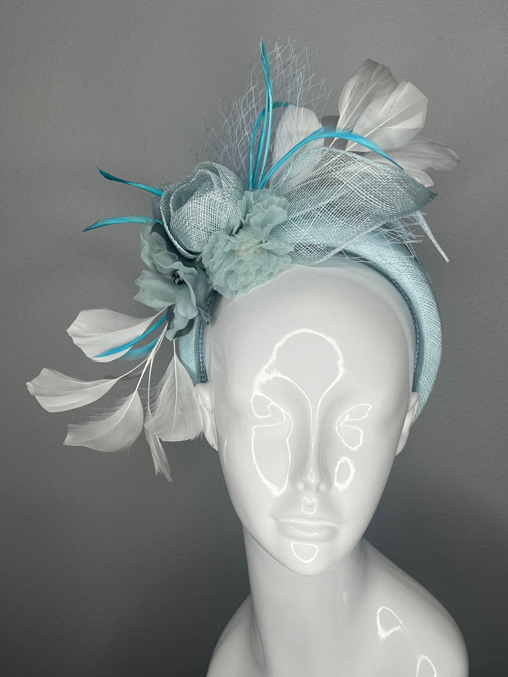 Sea Glas Elegance Fascinator – Aqua & Weiß Race Day Kopfstück