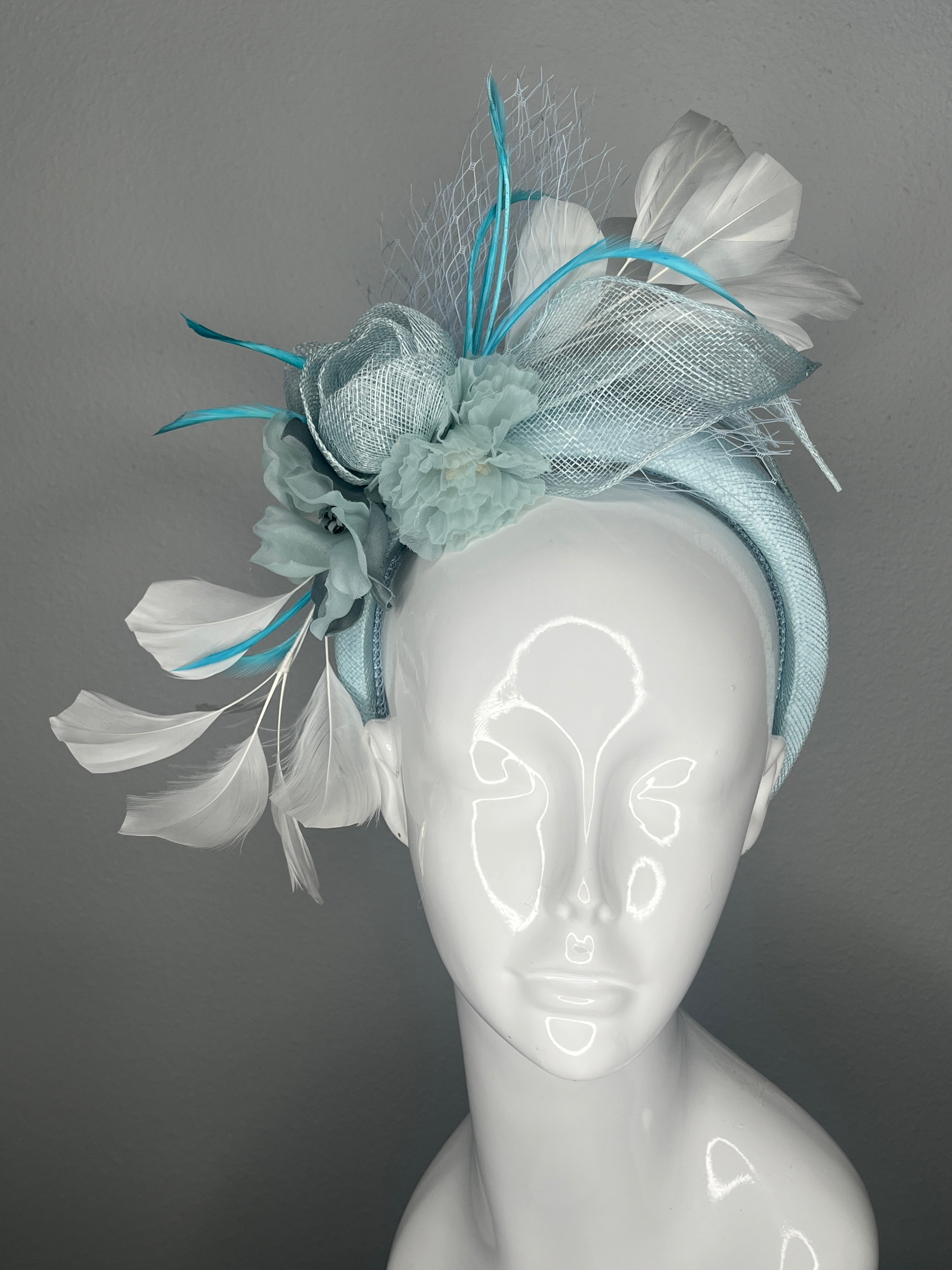 Sea Glas Elegance Fascinator – Aqua & Weiß Race Day Kopfstück