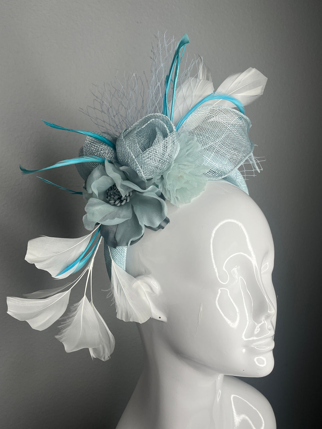Sea Glas Elegance Fascinator – Aqua & Weiß Race Day Kopfstück