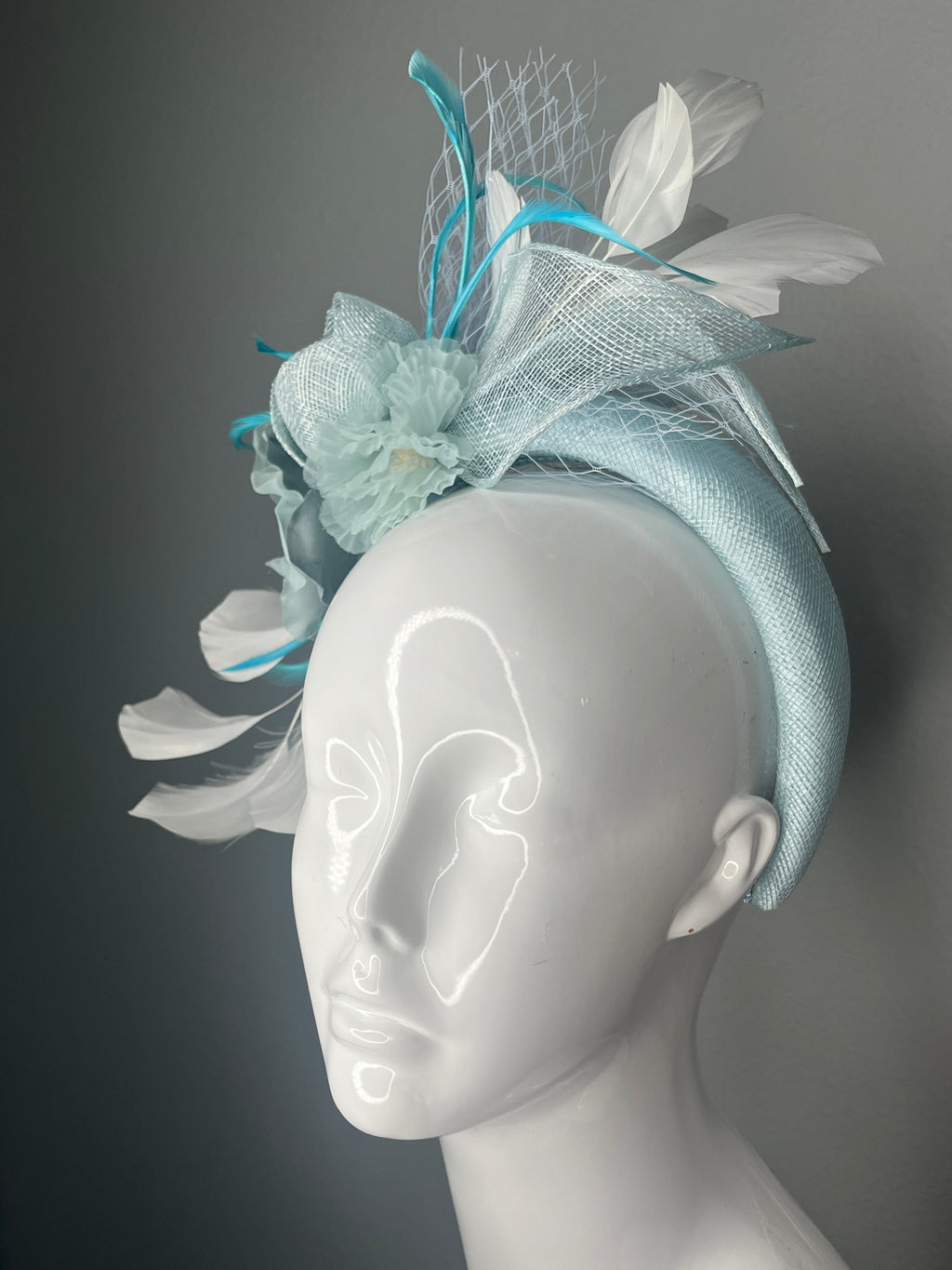 Sea Glas Elegance Fascinator – Aqua & Weiß Race Day Kopfstück