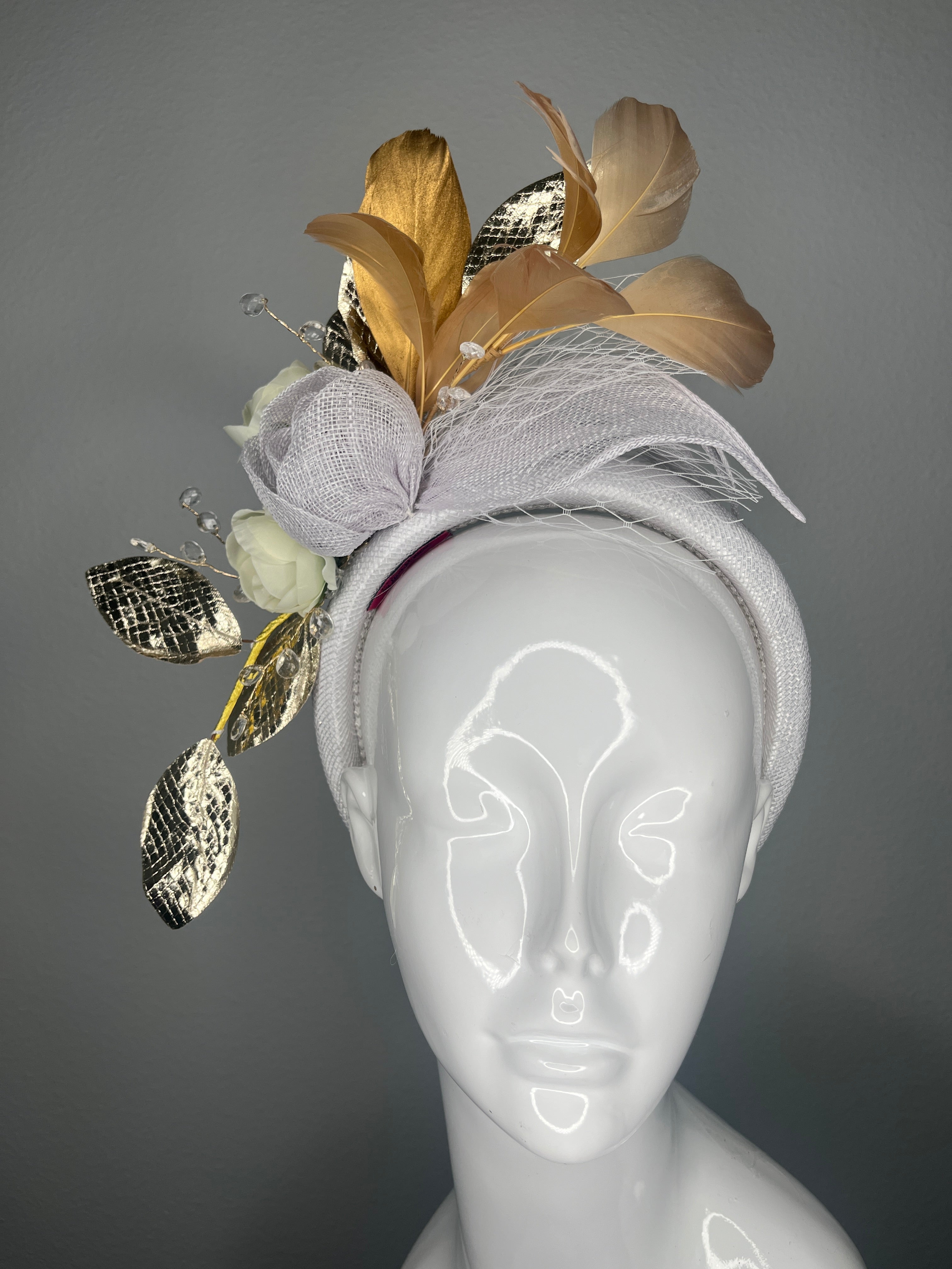Champagner Gold Eleganz Fascinator – Elfenbein- und Metallic Race Day Kopfstück