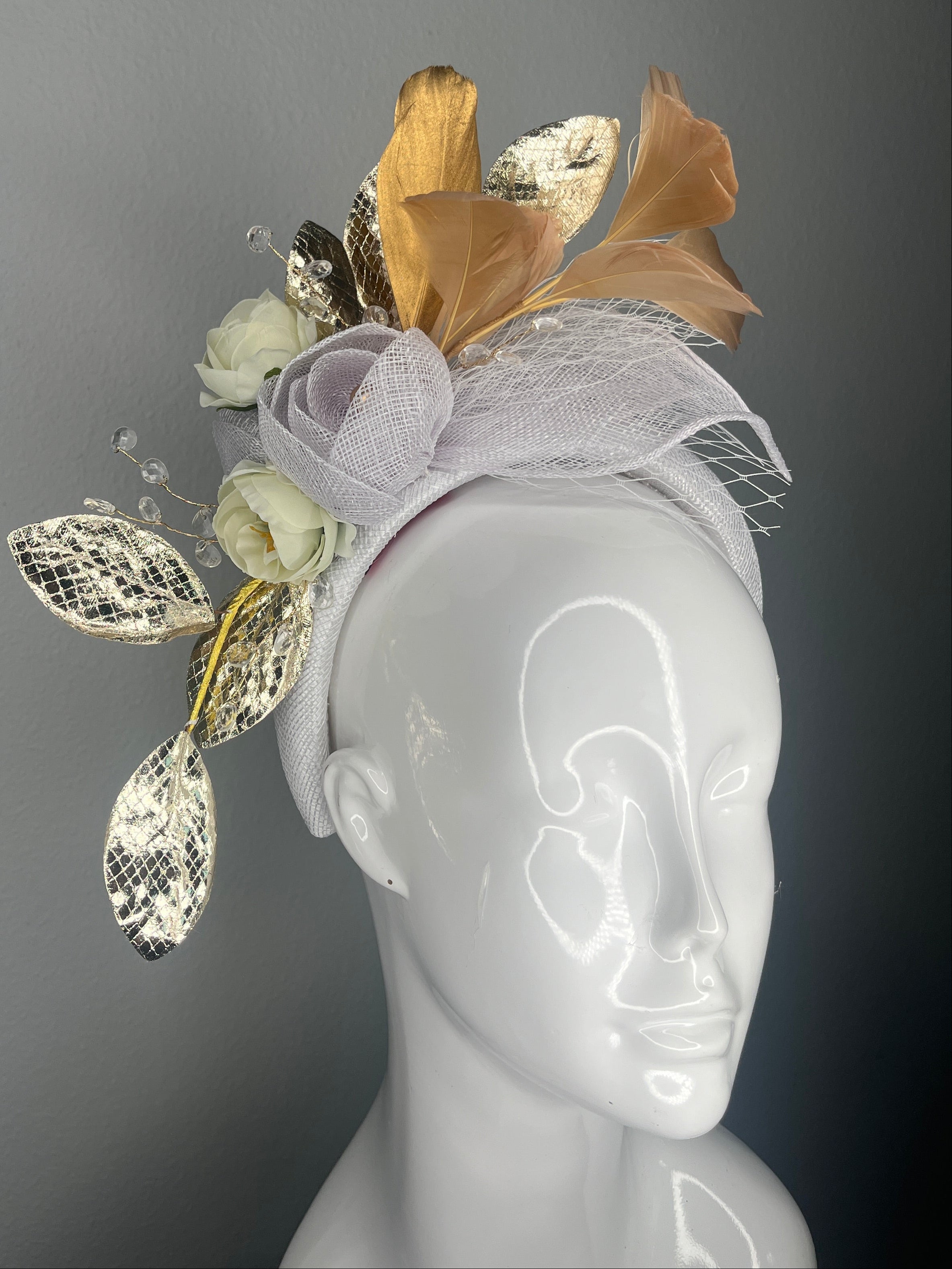 Champagner Gold Eleganz Fascinator – Elfenbein- und Metallic Race Day Kopfstück