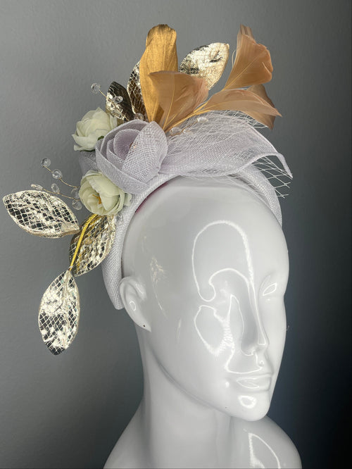 Champagner Gold Eleganz Fascinator – Elfenbein- und Metallic Race Day Kopfstück