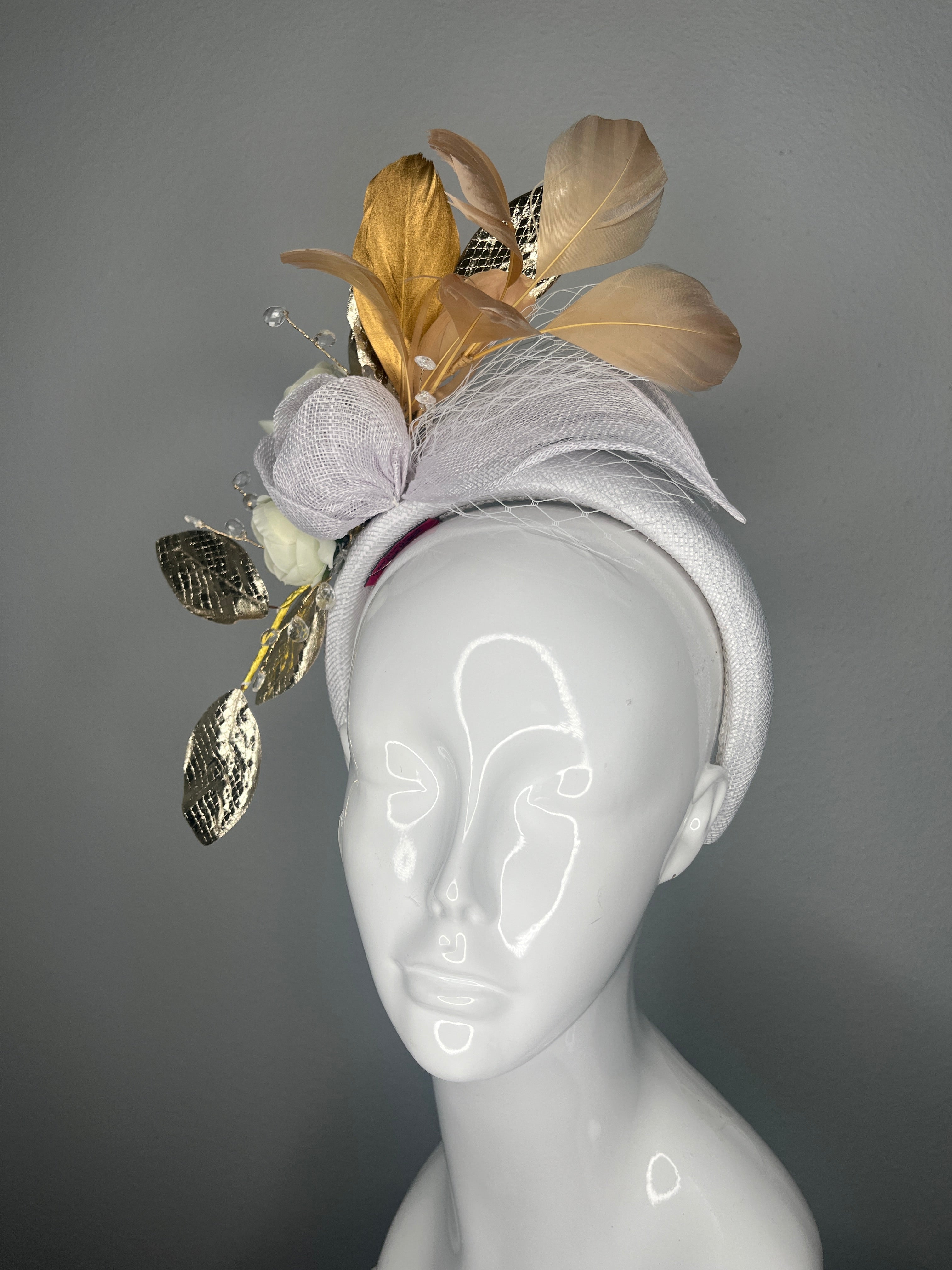 Champagner Gold Eleganz Fascinator – Elfenbein- und Metallic Race Day Kopfstück