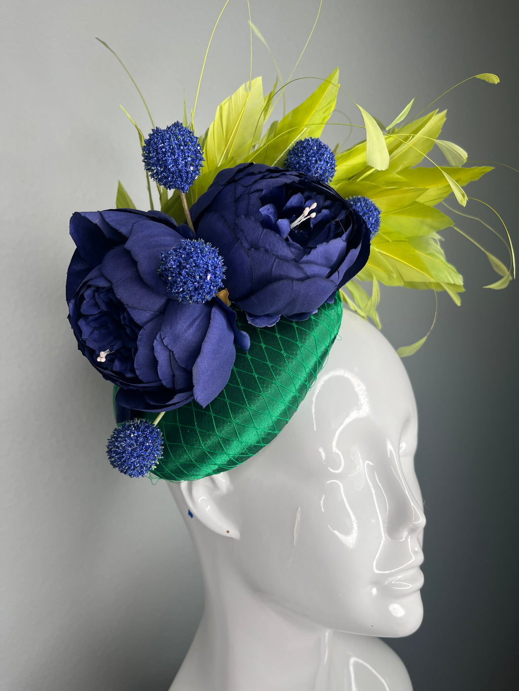 Emerald Grün & Marineblau Blau Statement-Fascinator – Das Kopfstück des mutigen Blumen Race Day