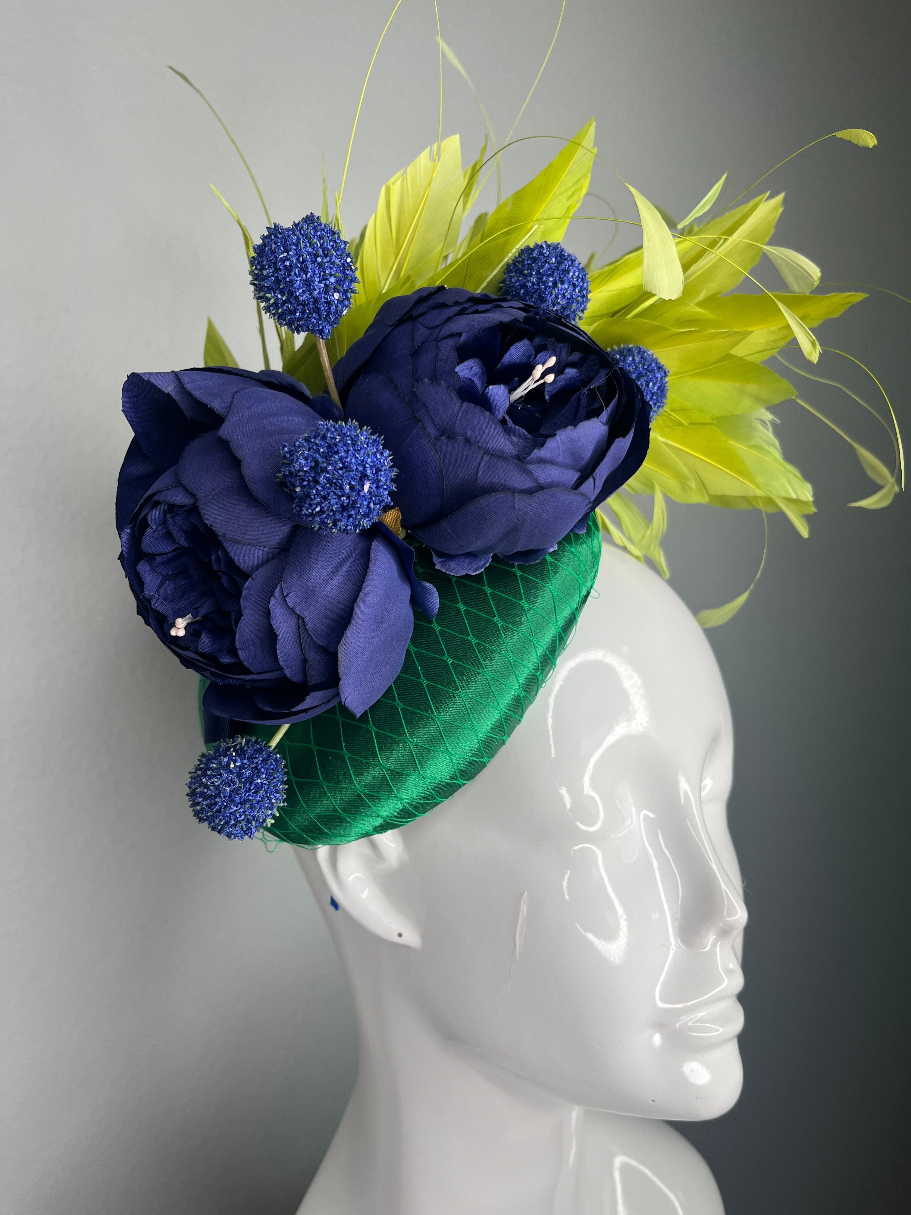 Emerald Grün & Marineblau Blau Statement-Fascinator – Das Kopfstück des mutigen Blumen Race Day