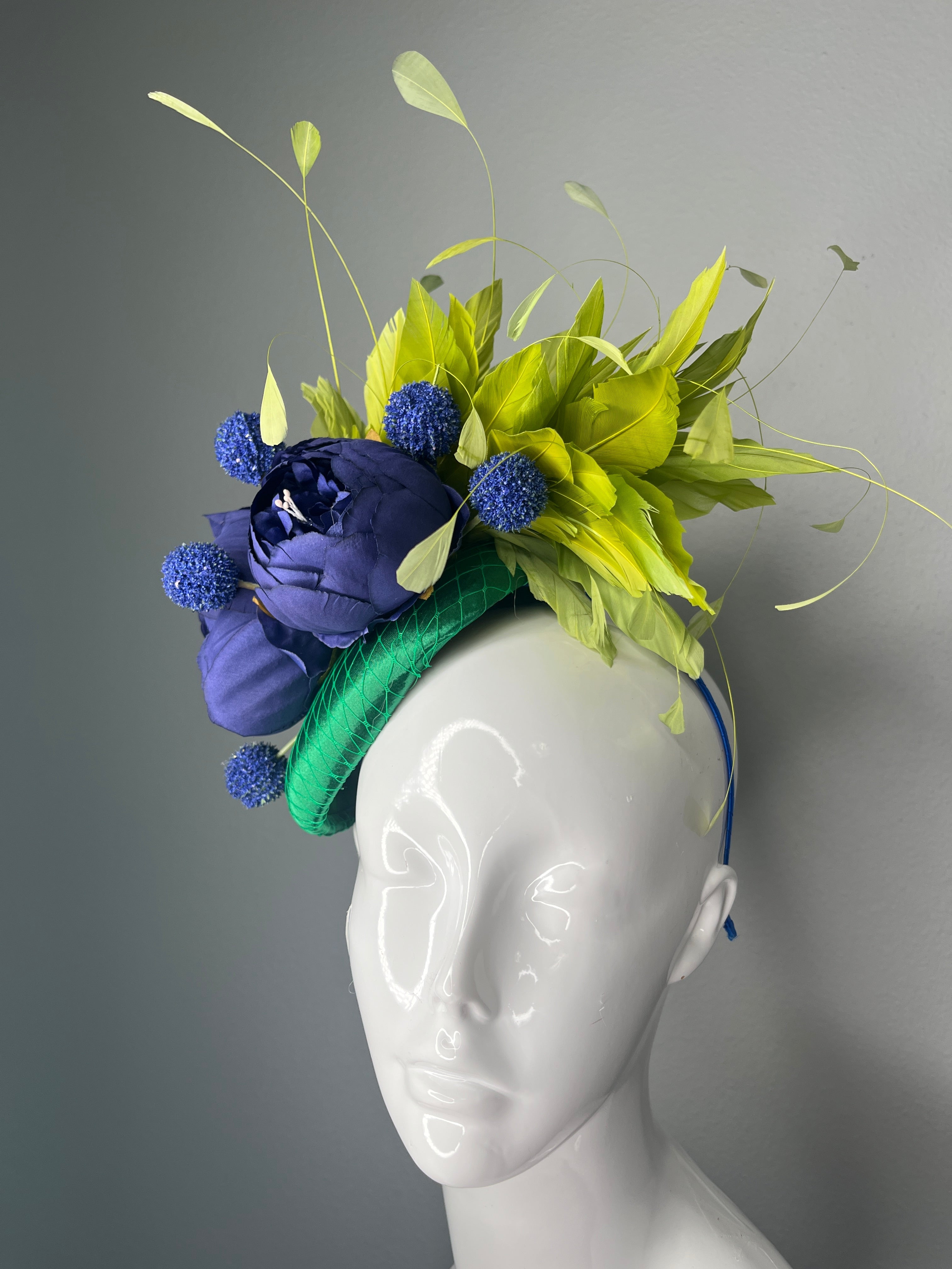 Emerald Grün & Marineblau Blau Statement-Fascinator – Das Kopfstück des mutigen Blumen Race Day