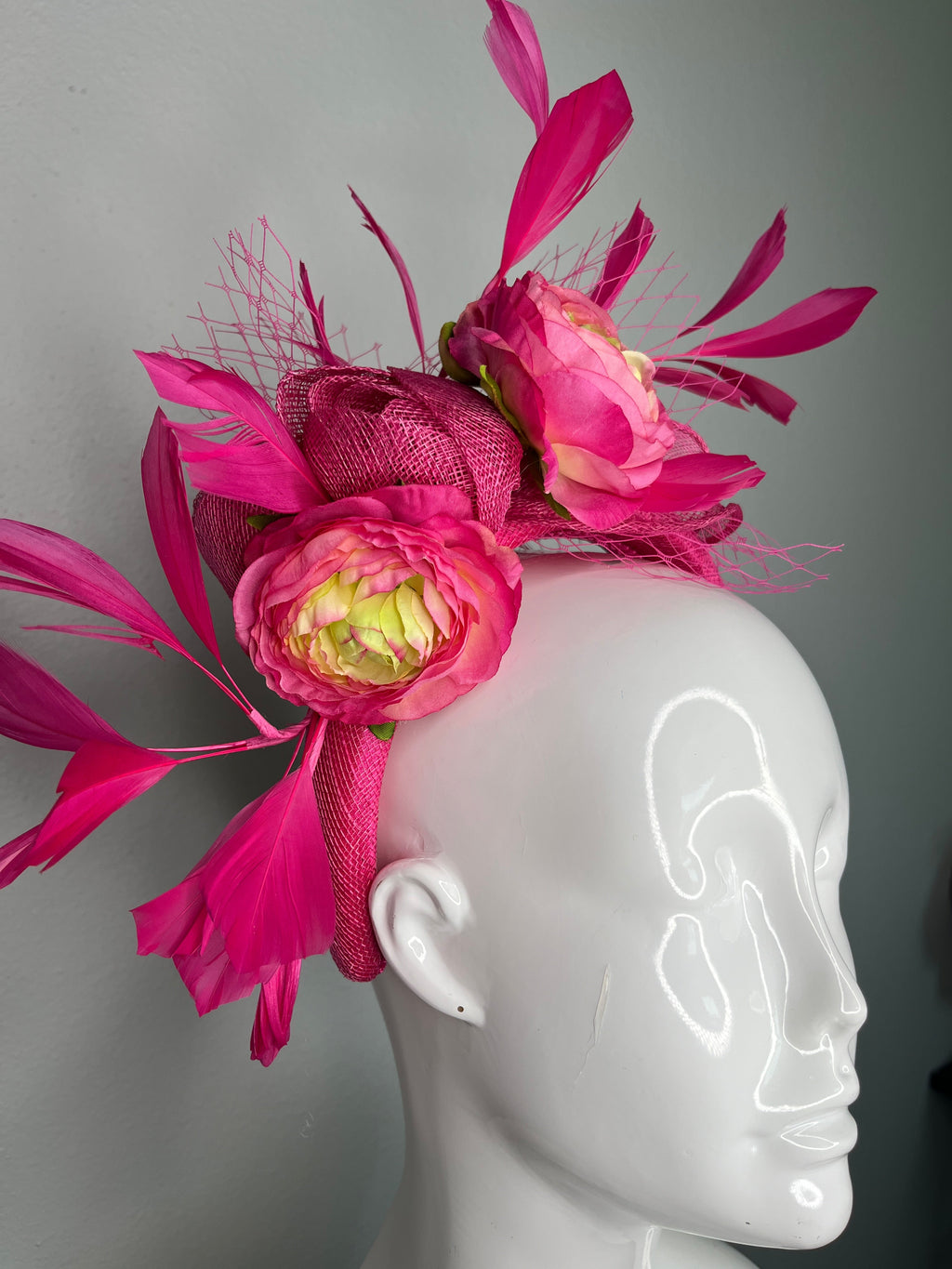 Leuchtrosa Pfingstrose Halo-Fascinator – Statement von Kentucky Derby & Oaks Haarband