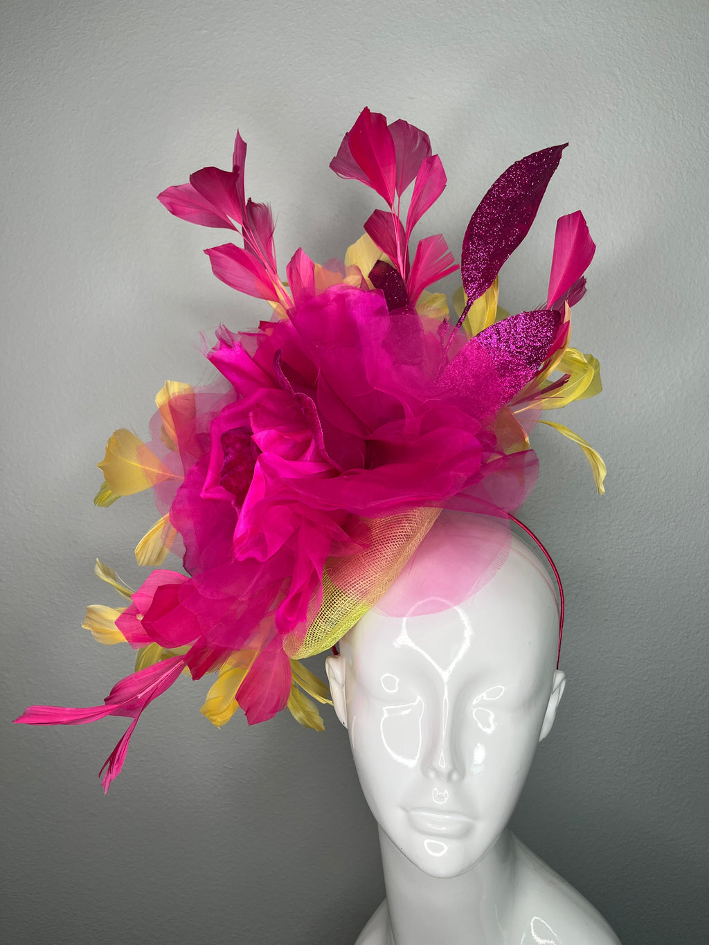 Leuchtrosa & Lemon Couture-Fascinator – Dramatisches Kentucky Derby Statement-Kopfschmuck