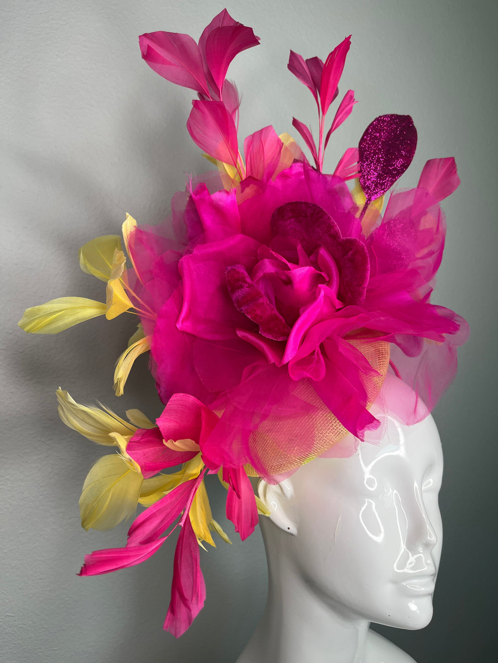 Leuchtrosa & Lemon Couture-Fascinator – Dramatisches Kentucky Derby Statement-Kopfschmuck
