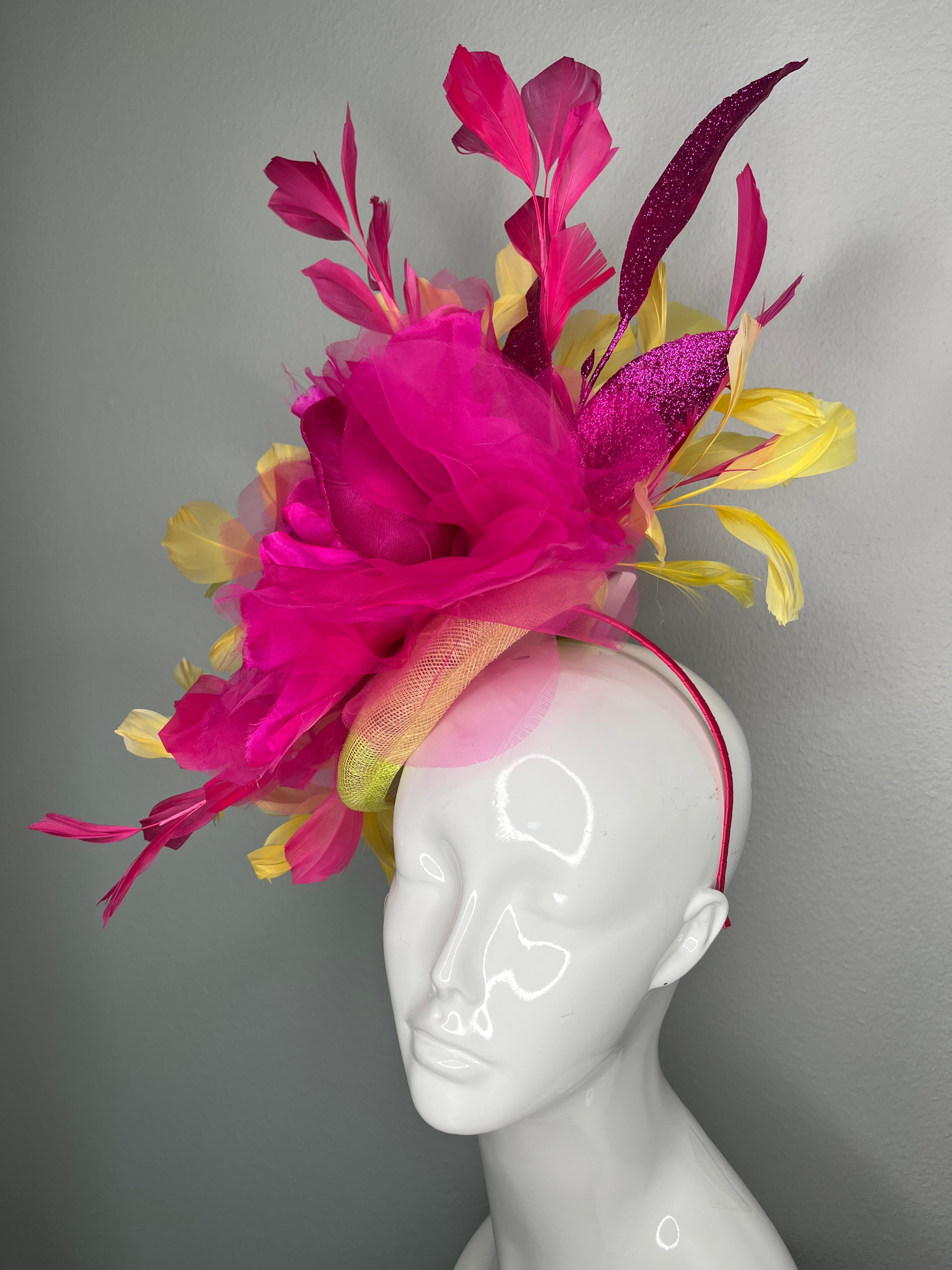 Leuchtrosa & Lemon Couture-Fascinator – Dramatisches Kentucky Derby Statement-Kopfschmuck