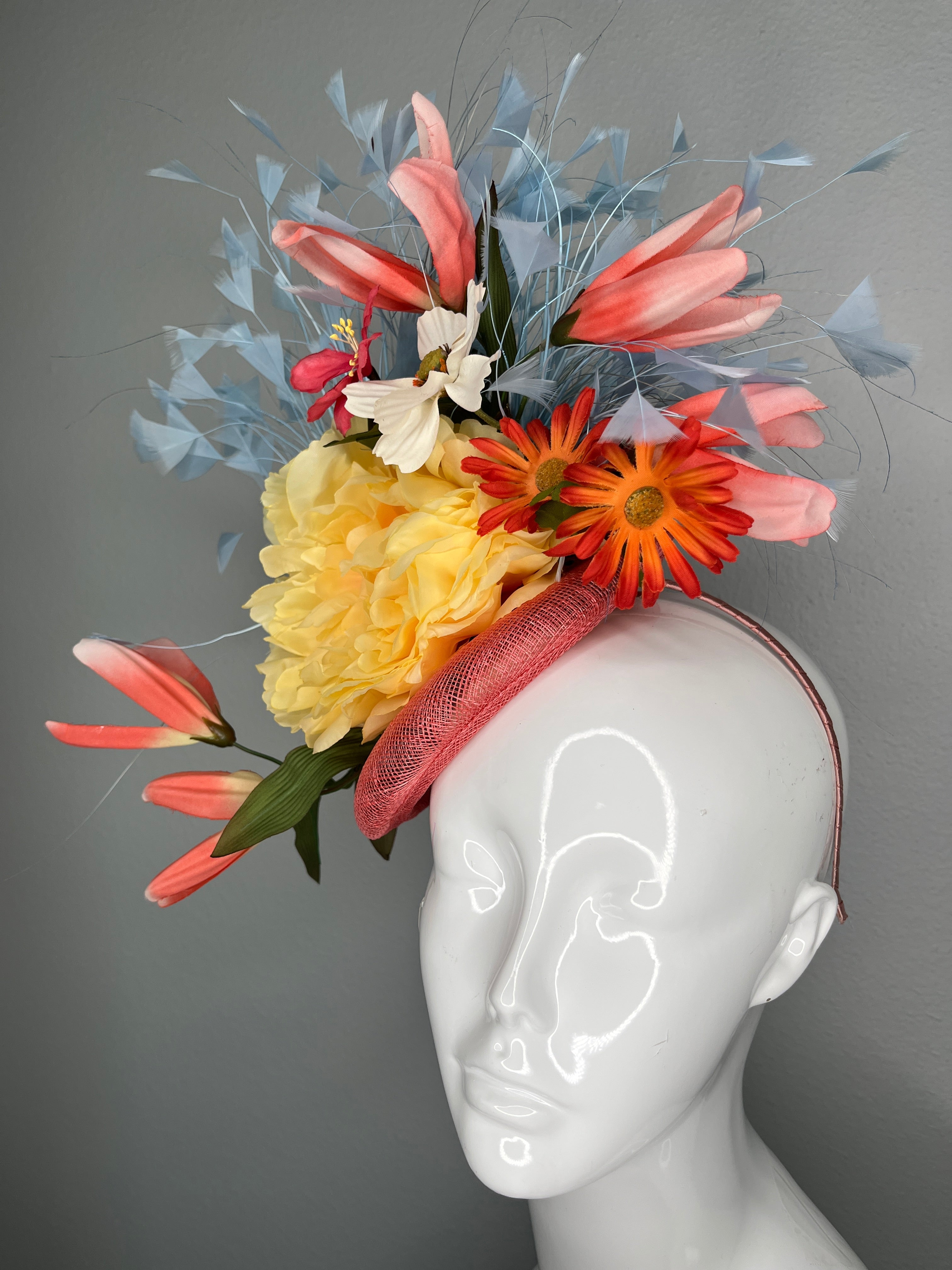 VERKAUFT - Reserviert für Sherry: Coral & Buttercream Bloom Fascinator - Spring Statement-Kopfschmuck