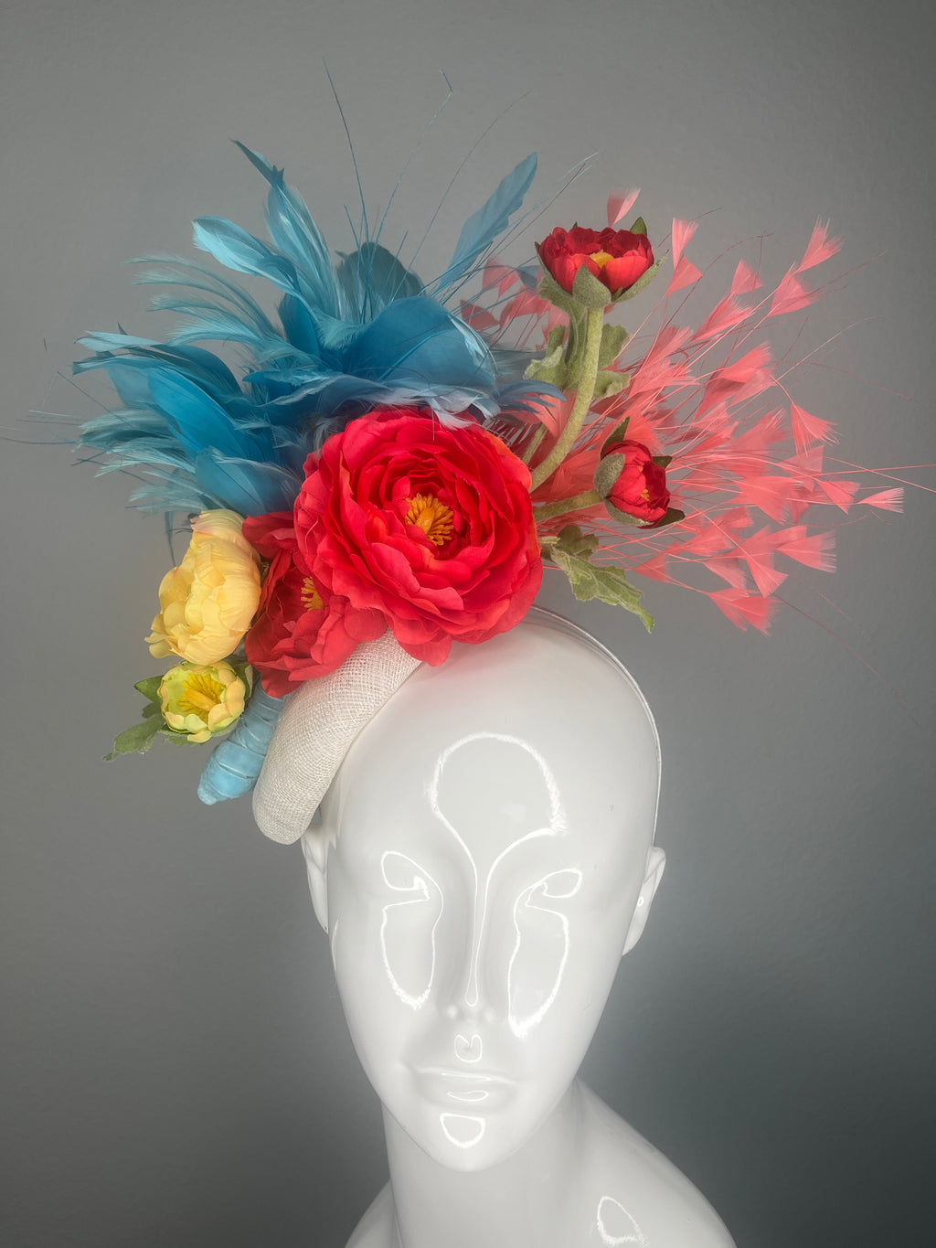 Coral Bloom & blaue Federn Fascinator – Schlagwort des mutigen Derby-Statements