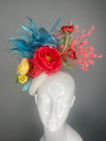 Coral Bloom & blaue Federn Fascinator – Schlagwort des mutigen Derby-Statements