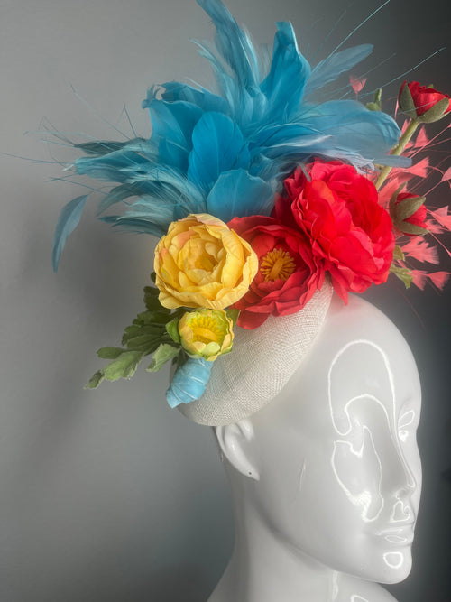 Coral Bloom & blaue Federn Fascinator – Schlagwort des mutigen Derby-Statements