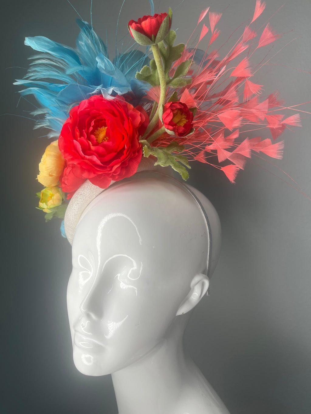 Coral Bloom & blaue Federn Fascinator – Schlagwort des mutigen Derby-Statements