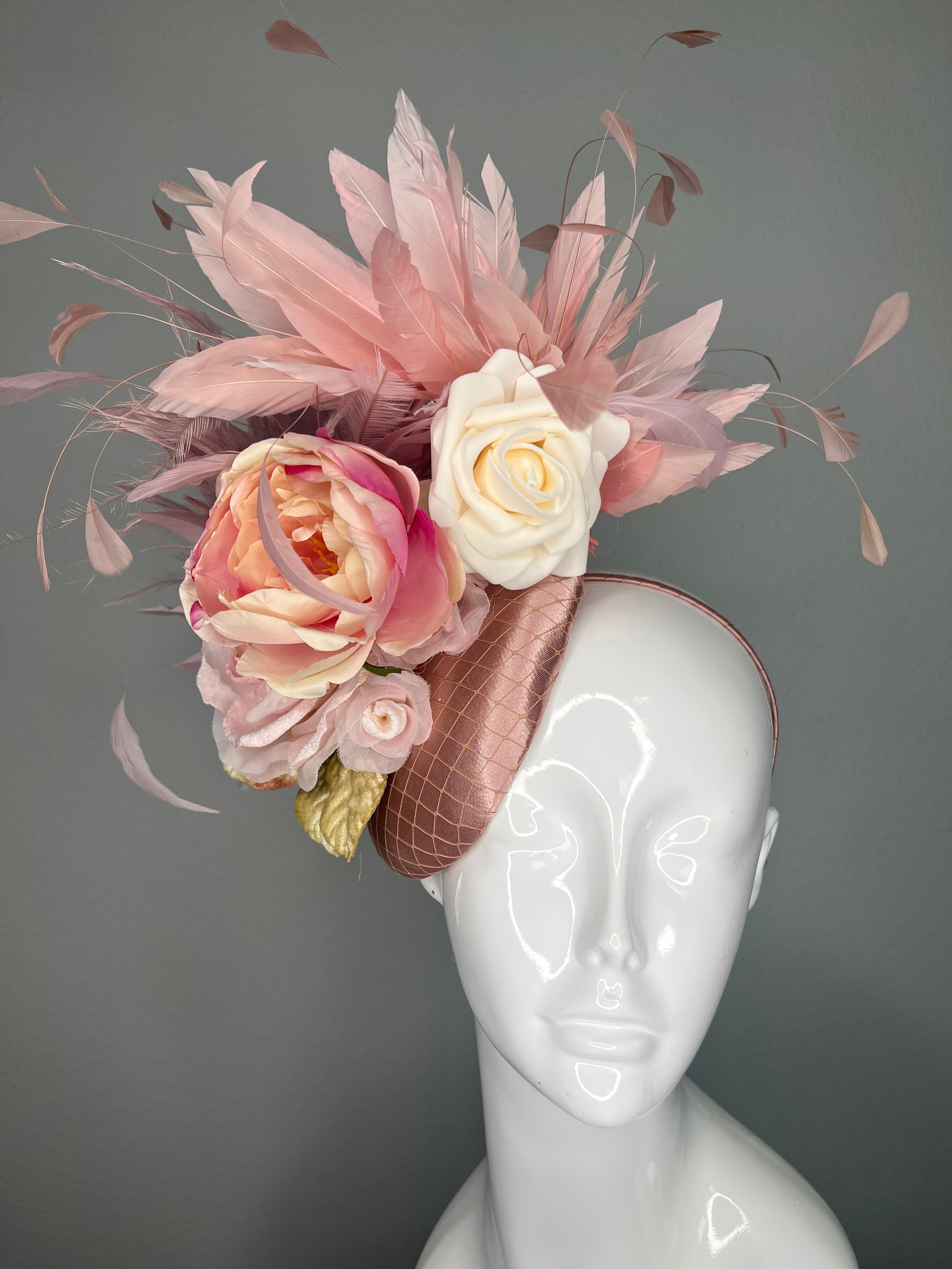 Altrosa Blumen Fascinator – Romantisches Derby & Oaks Kopfstück mit Federn
